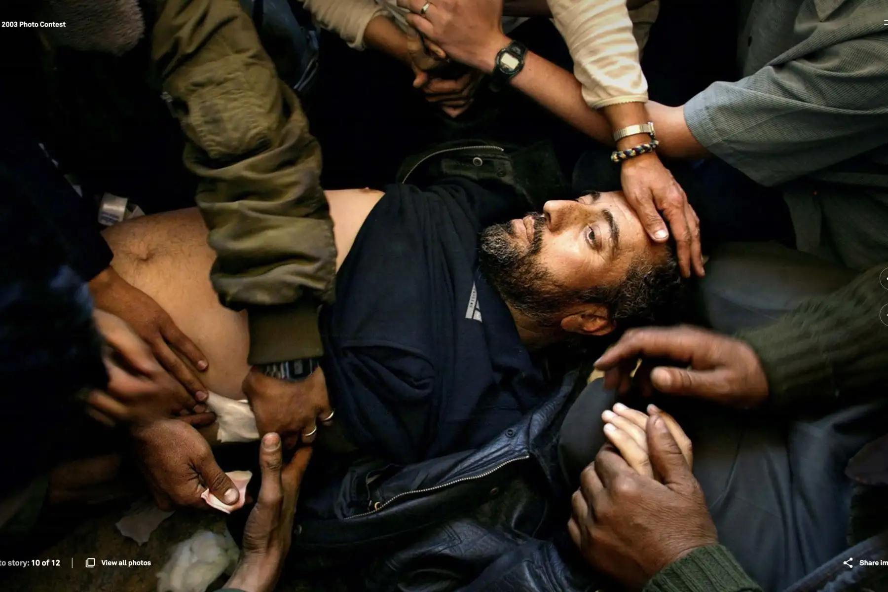 Un palestino que recibió un disparo de un francotirador israelí. Las fuerzas militares israelíes ocuparon la ciudad de Belén el 2 de abril, como parte de la Operación Escudo Defensivo. Militantes palestinos, civiles y policías palestinos buscaron refugio en la Iglesia de la Natividad, construida sobre el lugar venerado por los cristianos como el lugar de nacimiento de Cristo. Entre los militantes había hombres acusados ​​por Israel de estar directamente involucrados con el terrorismo, y se produjo un enfrentamiento que duró 39 días. Francotiradores israelíes dispararon y mataron a ocho hombres dentro del complejo antes de que se alcanzara un acuerdo en el que 13 militantes fueron exiliados a Europa y otros 26 fueron enviados a la franja de Gaza. El resto del pueblo fue liberado. Foto: ANDINA/Carolyn Cole