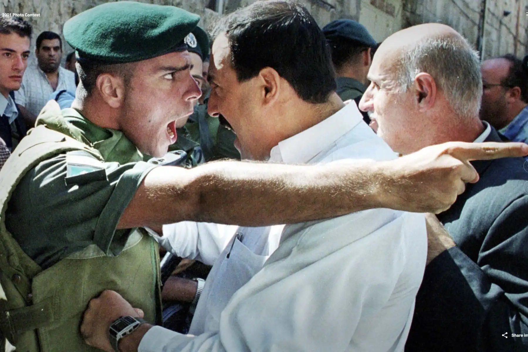 Un policía fronterizo israelí discute con un palestino en la Ciudad Vieja de Jerusalén. Al hombre se le había negado la entrada a la mezquita de Al Aqsa para las oraciones del viernes durante el Ramadán. Las fuerzas de seguridad israelíes impidieron a hombres palestinos menores de 45 años asistir a las oraciones tras los disturbios en Cisjordania y la Franja de Gaza. Foto: ANDINA/Amit Shabi