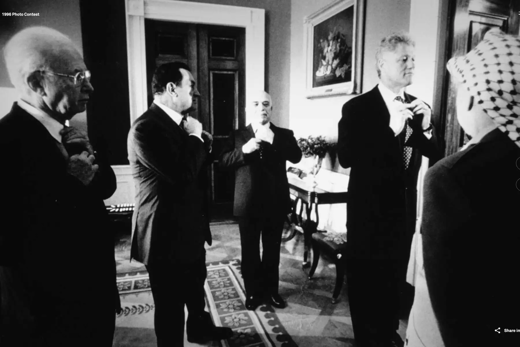 El líder de la OLP, Arafat, el Primer Ministro israelí, Rabin, el Presidente egipcio Mubarak y el Rey Hussein de Jordania siguen el ejemplo del Presidente Clinton, y todos ajustan sus vínculos antes de la ceremonia para firmar un acuerdo que amplía el autogobierno palestino en Cisjordania. Foto: ANDINA/Barbara Kinney