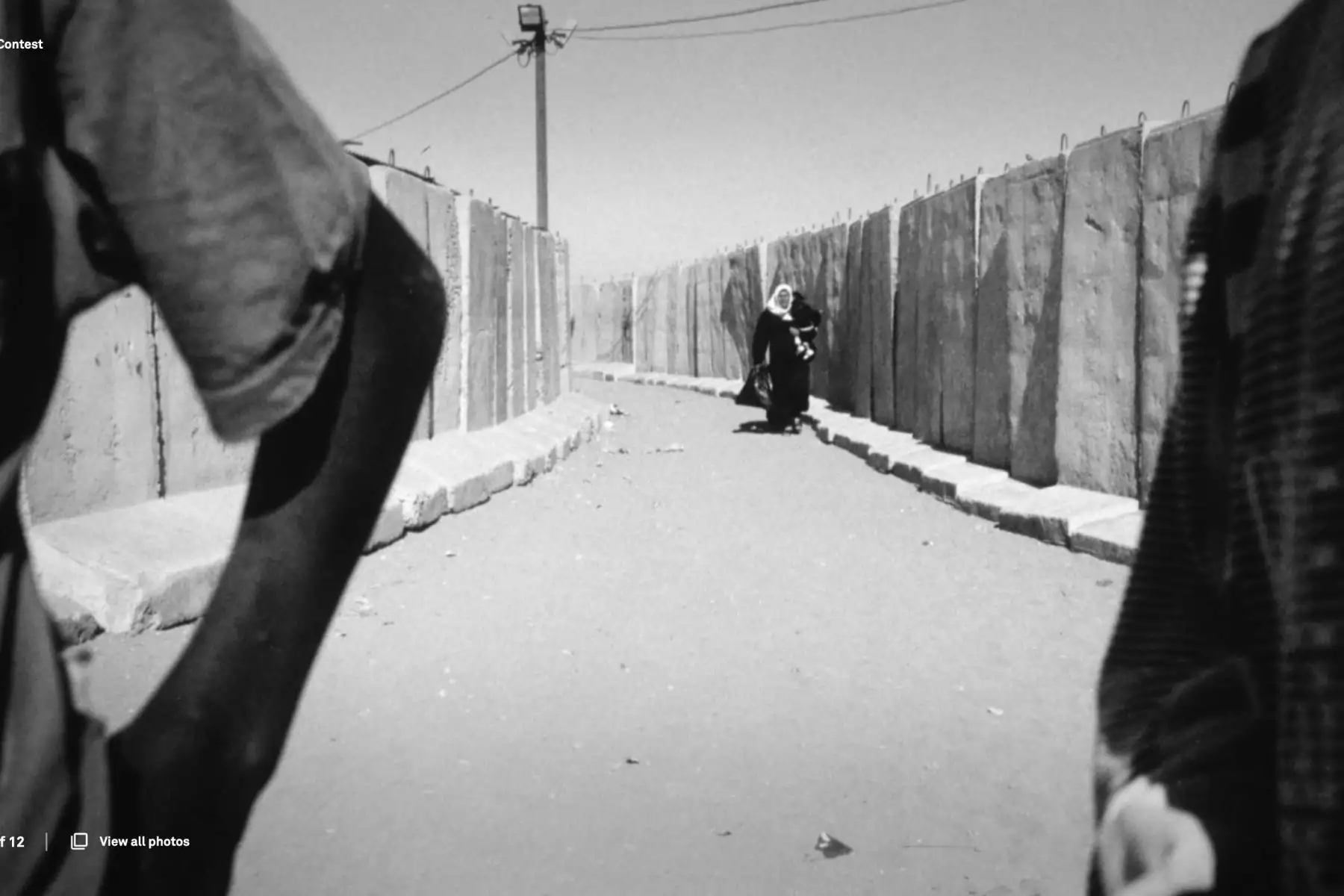 Las personas que entran a Gaza desde Israel tienen que recorrer aproximadamente un kilómetro a pie. Filmado durante un período de dos años después de la firma del primer acuerdo palestino-israelí en septiembre de 1993, este reportaje se propone dar una idea de las vidas de los palestinos en la Franja de Gaza, Jerusalén y Rafah. Foto: ANDINA/Fouad Elkoury