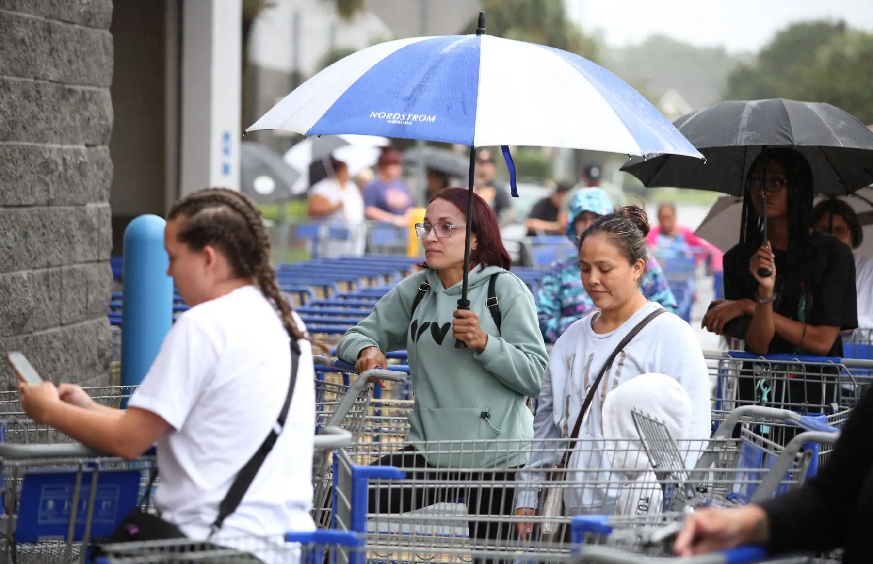 El NHC advirtió que el huracán puede provocar una fuerte marejada ciclónica en la costa oeste de Florida a partir del martes por la noche. Foto: AFP