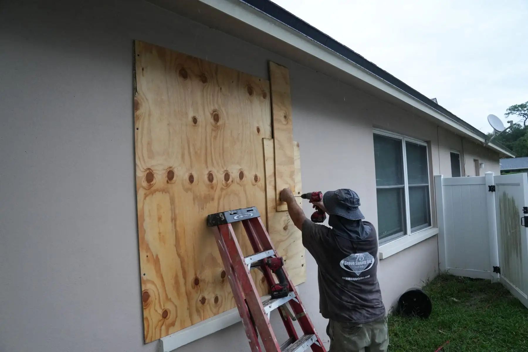 "Quien tenga los medios para hacerlo (...) que salga a la carretera hoy", instaron las autoridades de Florida en una rueda de prensa dirigida específicamente a las poblaciones del área metropolitana de Tampa (de unos 3 millones de habitantes), en el Golfo de México. Foto: AFP