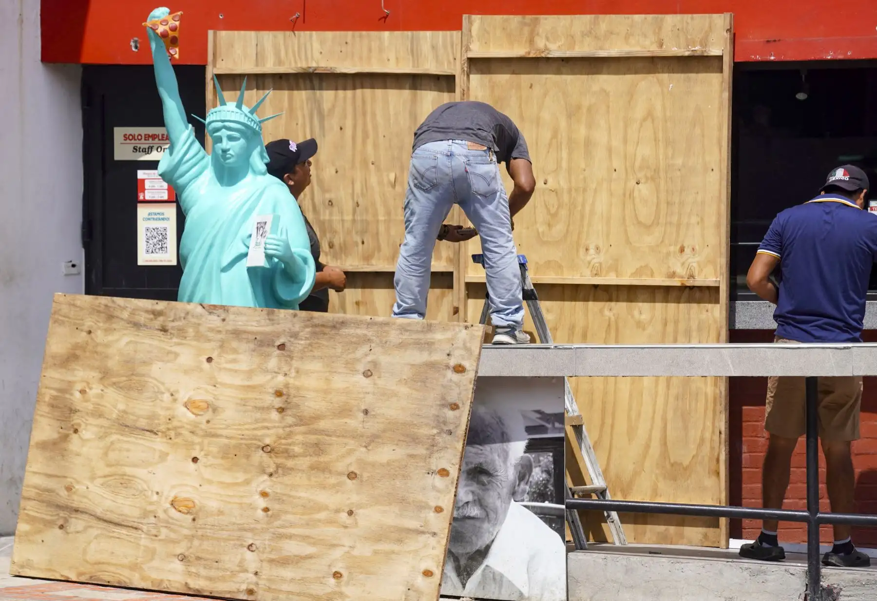 El estado de Yucatán suspendió las actividades no esenciales hasta el martes inclusive. Trabajadores cubrieron puertas y ventanas con tablas, mientras que pescadores arrastraron barcos a tierra. Foto: AFP