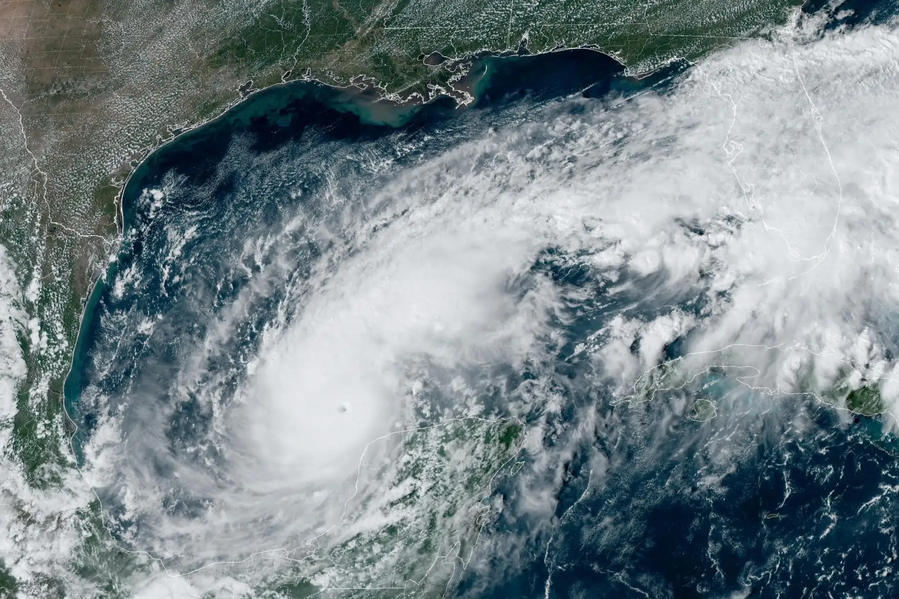 El huracán Milton cobró fuerza el lunes y se convirtió en una tormenta potencialmente catastrófica de categoría 5, la máxima en la escala, que avanza rumbo a la costa oeste de Florida, informó el centro estadounidense de huracanes (NHC). Foto: AFP