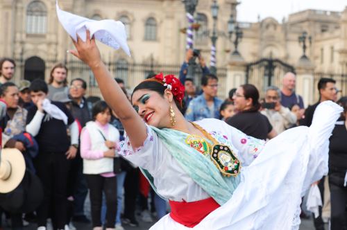 PNP celebra el Día de la Marinera con una presentación en la Plaza Mayor de Lima