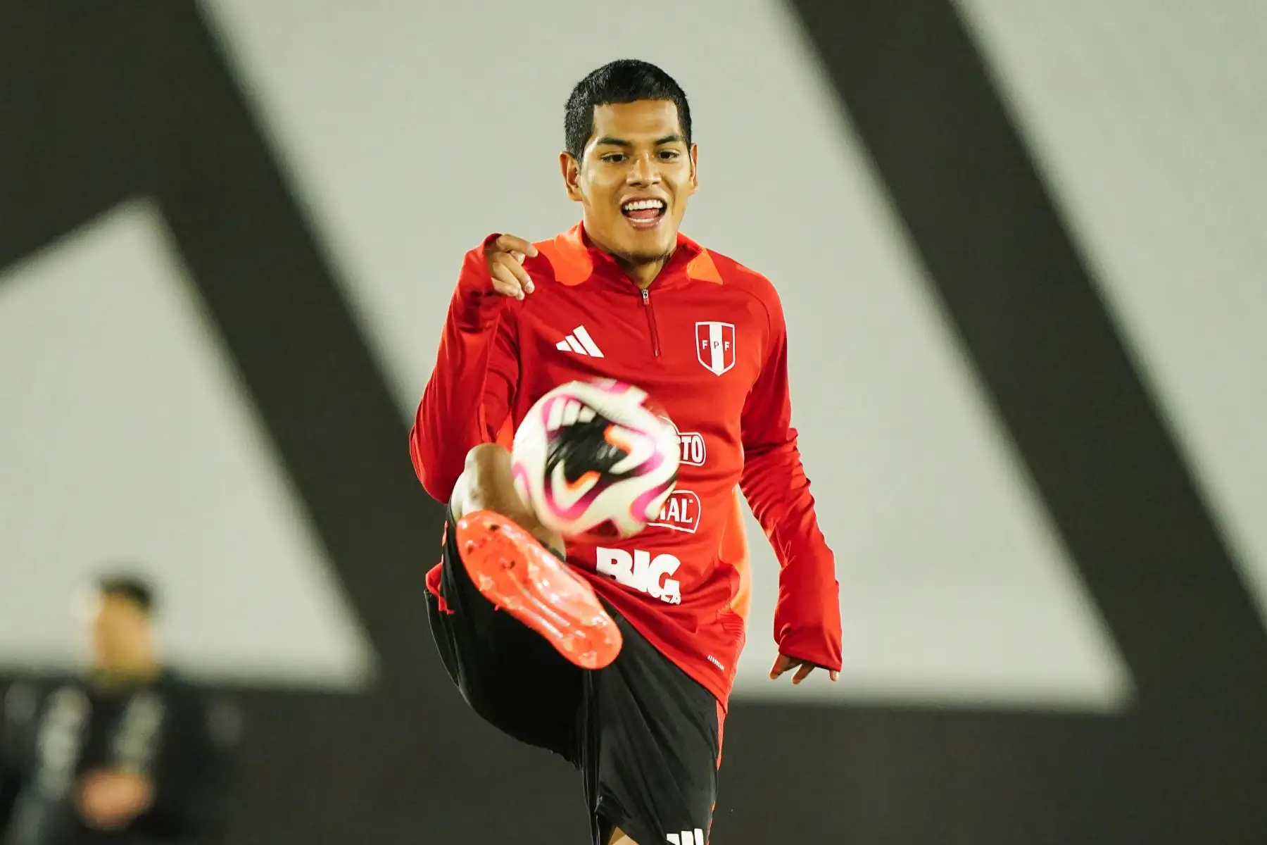 La selección peruana comenzó a completarse con la llegada de los jugadores que militan en el extranjero como son los casos de Alexander Callens, Joao Grimaldo, Wilder Cartagena, Piero Quispe y Pedro Gallese, quienes fueron los primeros en arribar a Lima para sumarse a la concentración y a los trabajos en la Videna.  Foto: ANDINA/Difusión FPF