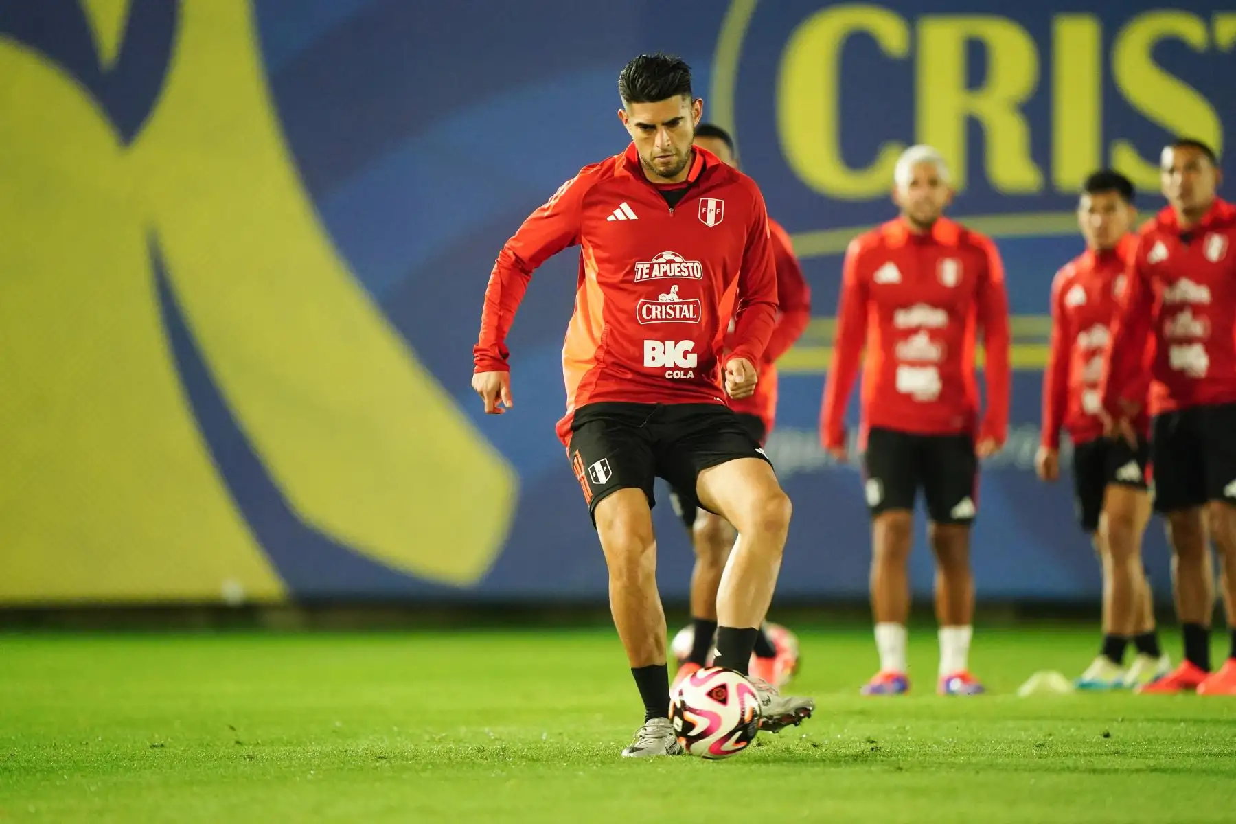 Tras tener el domingo libre, el plantel de jugadores volverá este lunes a los trabajos en la Villa Deportiva Nacional (Videna), donde el técnico Fossati comenzará a bosquejar su equipo titular para enfrentar este viernes al conjunto uruguayo en el Estadio Nacional en partido clave para las aspiraciones de la Bicolor por salir del último lugar de la tabla.  Foto: ANDINA/Difusión FPF