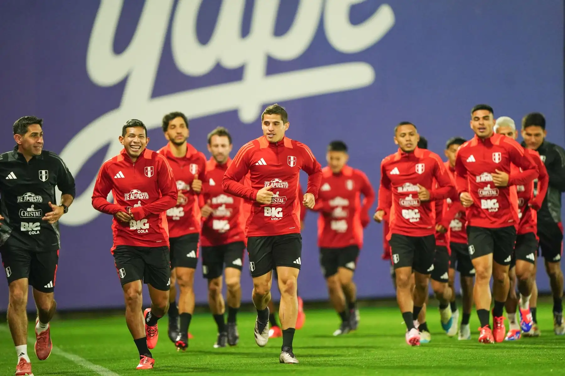 La escuadra nacional inició su concentración con miras a afrontar la jornada 9 y 10 de las Eliminatorias al Mundial 2026 en el que enfrentará a Uruguay (viernes 11 de octubre), en Lima,  y Brasil (martes 15 de octubre), en Brasilia.  Foto: ANDINA/Difusión FPF