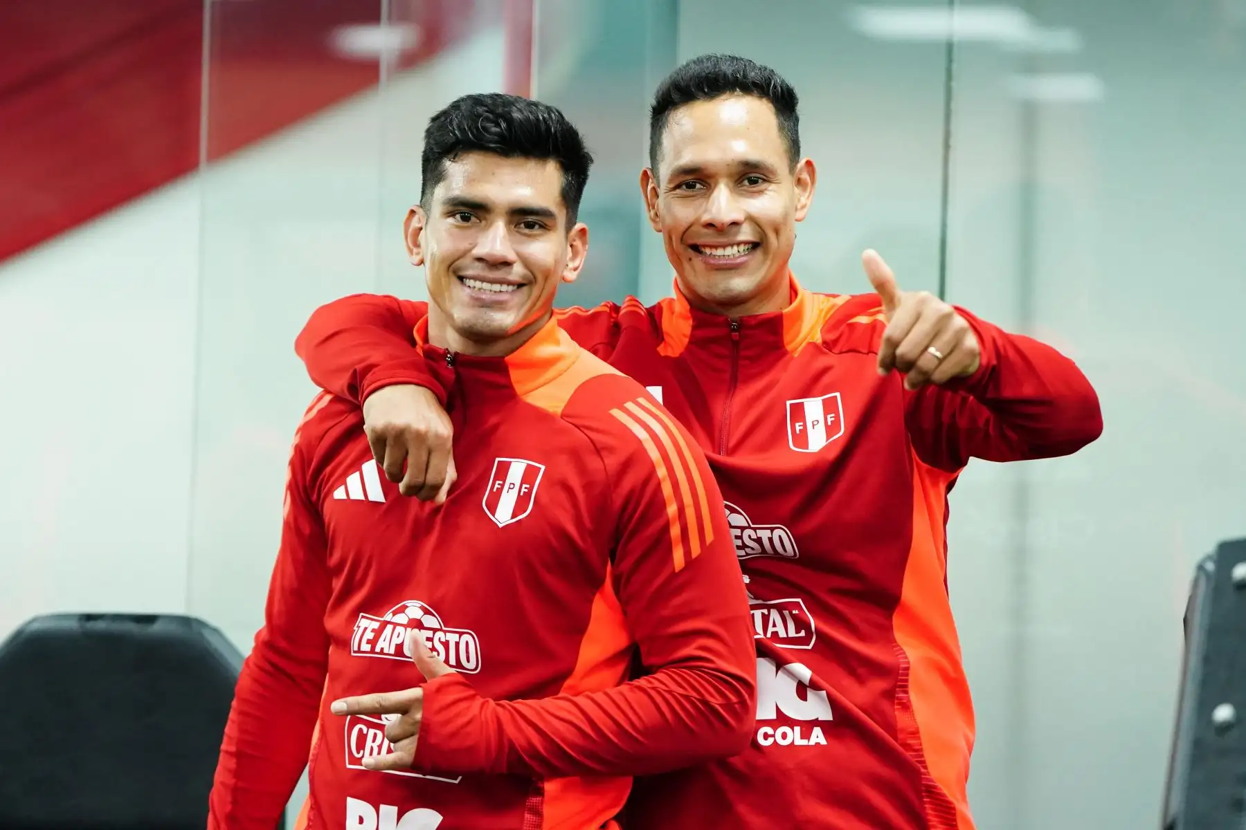 Luego fue el turno del defensor del AEK de Grecia, Alexander Callens, quien evitó declarar. El futbolista apenas piso suelo peruano se dirigió al instante a la concentración de la selección para sumar hoy su primer entrenamiento junto a sus compañeros.  Foto: ANDINA/Difusión FPF