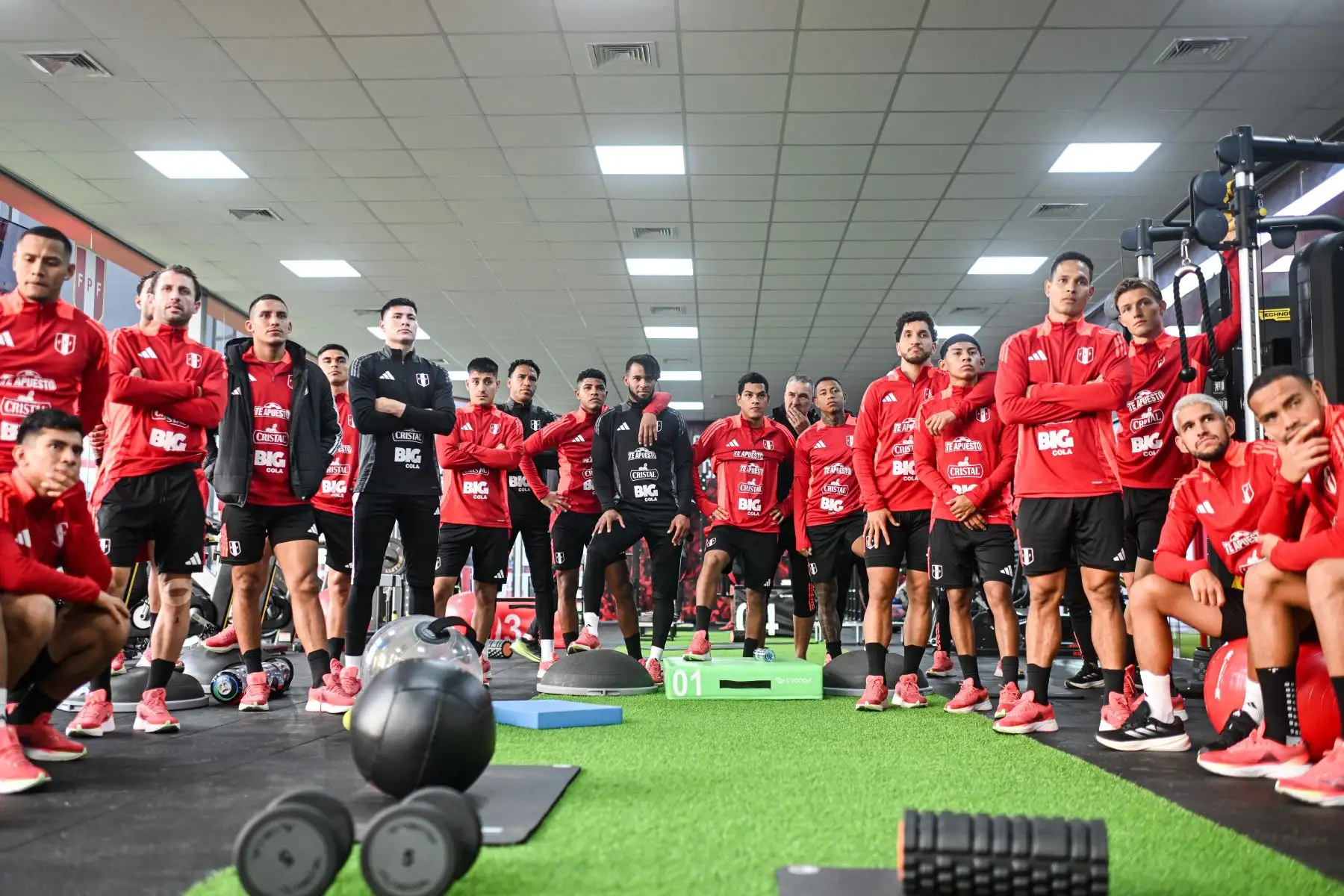 La selección peruana comenzó a completarse con la llegada de los jugadores que militan en el extranjero como son los casos de Alexander Callens, Joao Grimaldo, Wilder Cartagena, Piero Quispe y Pedro Gallese, quienes fueron los primeros en arribar a Lima para sumarse a la concentración y a los trabajos en la Videna.  Foto: ANDINA/Difusión FPF