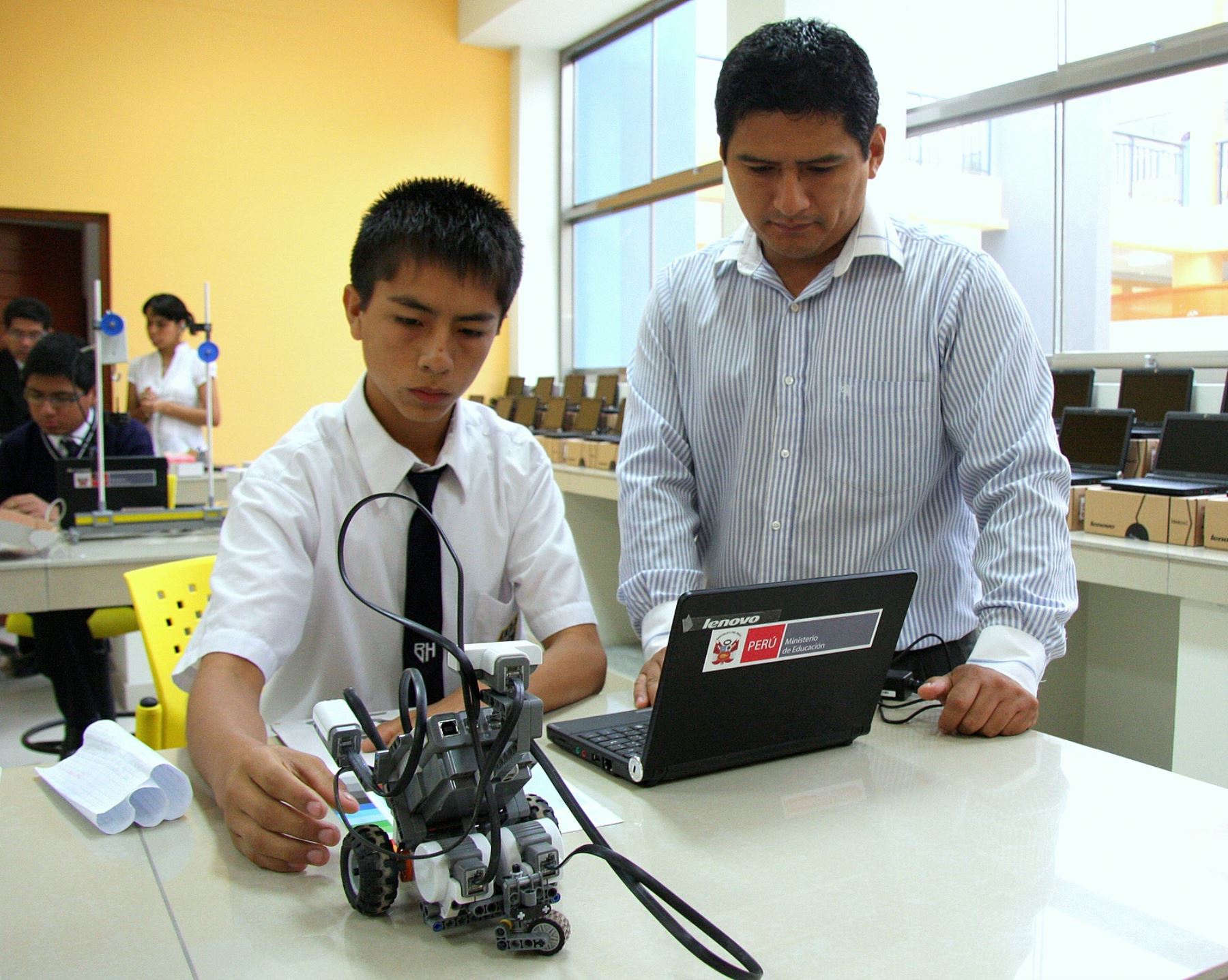 La UGEL Chucuito lanzó el 2023 los laboratorios de innovación tecnológica (LIT) Robolab, que se han replicado rápidamente en toda la comunidad educativa de la región Puno y ahora atraen el interés de Bolivia. Foto: ANDINA/difusión.