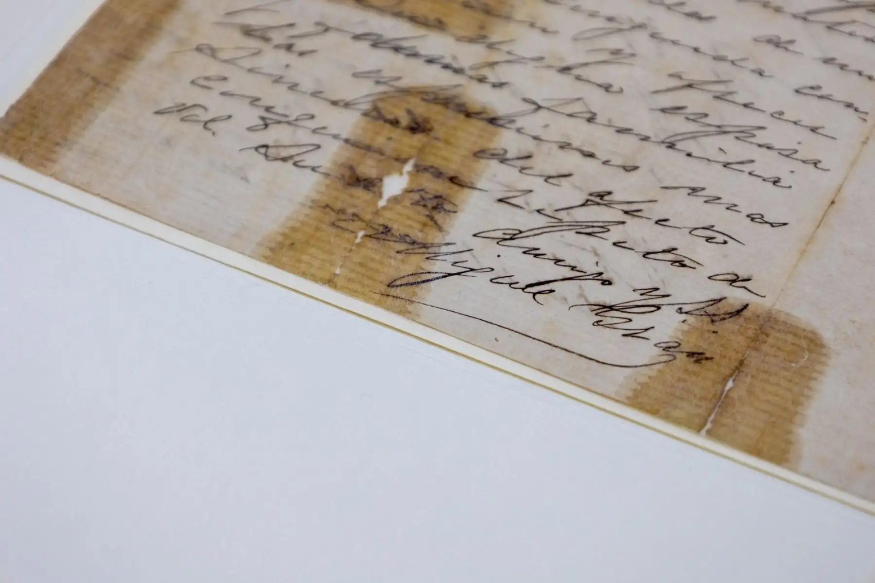 En los repositorios de la Biblioteca Nacional del Perú (BNP) se conservan y protegen libros, manuscritos, imágenes y otros materiales referidos al gran almirante Miguel Grau, también llamado el “Caballero de los Mares”. Foto: ANDINA/Difusión