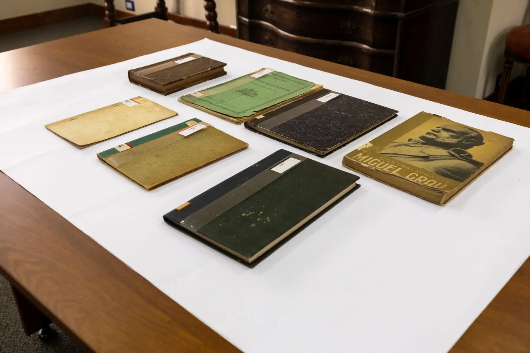 Dentro de la bibliografía referida a Miguel Grau destacan títulos como “Combate de Angamos: cantos a los héroes del Huáscar” (1879), “La odisea de Grau: canto épico” (1903), “Corona fúnebre, homenaje de la República de Argentina a Miguel Grau” (1879), “El Contra-Almirante Miguel Grau” (1879), y “Corona fúnebre del contra-almirante Don Miguel Grau” (1880), entre otros. Foto: ANDINA/Difusión