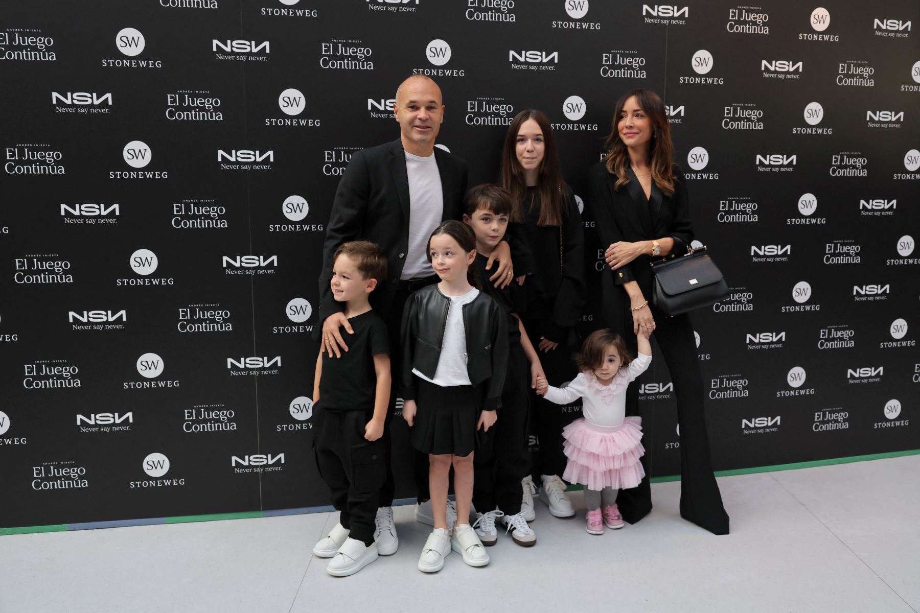 El futbolista español Andrés Iniesta, su esposa Anna Ortiz y sus cinco hijos posan para las cámaras durante un evento para celebrar su carrera en la sede de la America