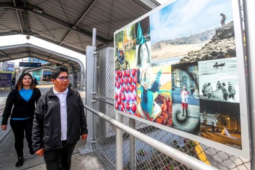 La exposición reúne las obras de 90 artistas que ofrecen su visión de rincones de la ciudad que sugieren conocer a los vecinos de Lima. ANDINA/ ATU.