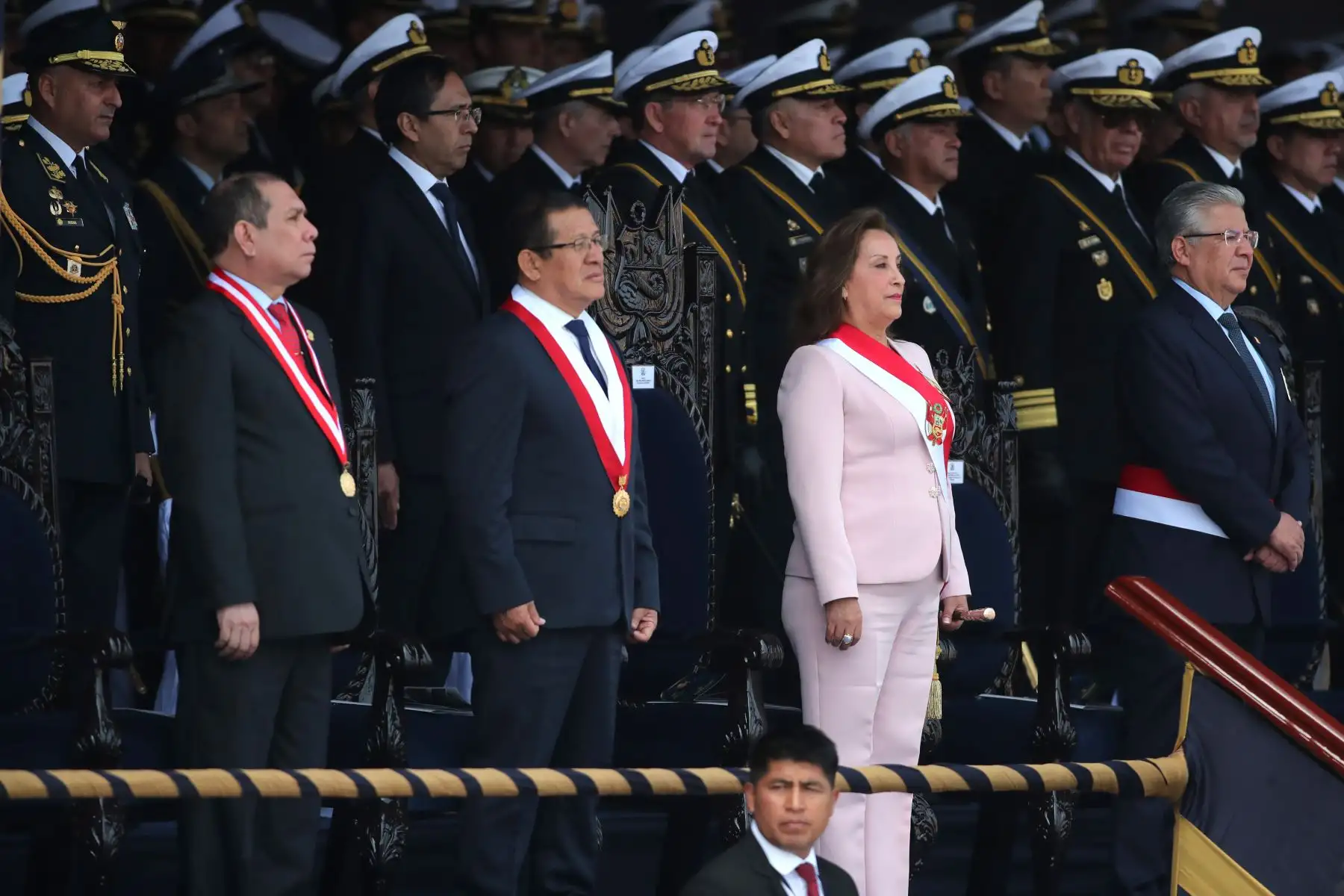 La presidenta de la República, Dina Boluarte, ministros de Estado, Congresistas, cuerpo diplomático y autoridades civiles, militares y eclesiásticas guardaron un minuto de silencio durante la ceremonia de conmemoración del 145 aniversario del combate de Angamos en la plaza Grau del Callao. Foto: ANDINA/Lino Chipana