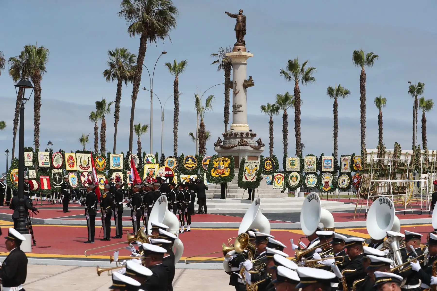 La Marina de Guerra del Perú conmemora el 145º aniversario del combate naval de Angamos en la plaza Grau del Callao, donde se realizó un desfile de honor a cargo de los agrupamientos de las instituciones armadas. Foto: ANDINA/Lino Chipana