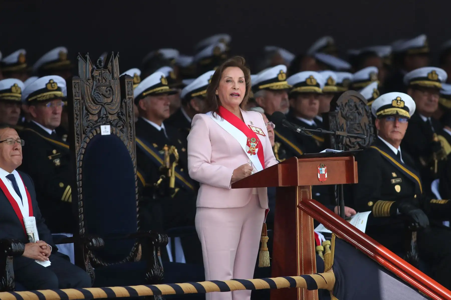 La presidenta de la República, Dina Boluarte, brindó el discurso oficial durante la ceremonia de conmemoración del 145º aniversario del combate de Angamos en la plaza Grau del Callao, donde también se realizó un desfile de honor a cargo de los agrupamientos de las Instituciones Armadas. Foto: ANDINA/Lino Chipana