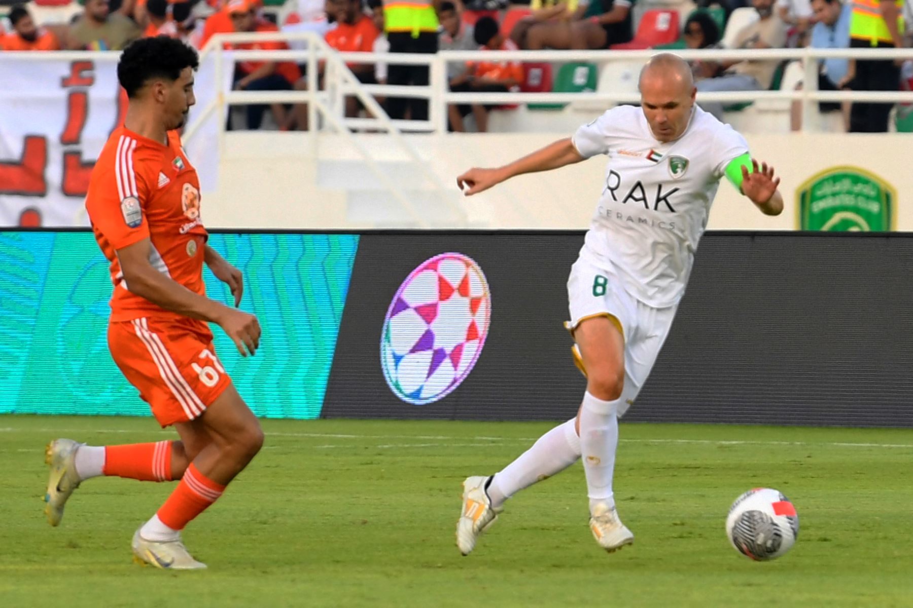 Esta imagen proporcionada por el Emirates Club muestra al mediocampista español Andrés Iniesta corriendo con el balón durante el partido de fútbol entre el Emirates y el Ajman de los Emiratos Árabes Unidos en el estadio del Emirate Club en Ras Al Khaimah, el 25 de agosto de 2023. Foto: AFP