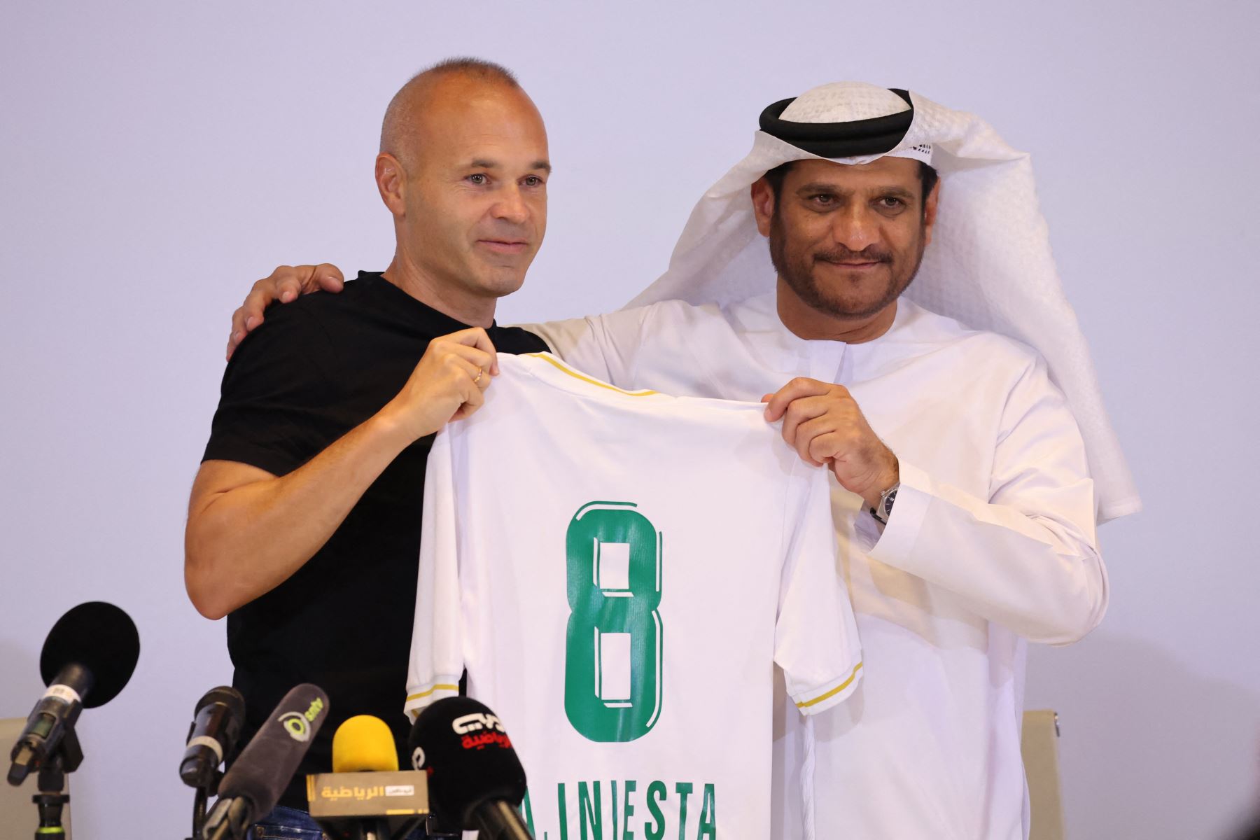 El centrocampista español Andrés Iniesta posa con la camiseta del Emirates Club de Emiratos Árabes Unidos, junto a su presidente Youssef Abdullah al-Batran, durante una conferencia de prensa en Ras al-Khaimah el 9 de agosto de 2023. Foto: AFP