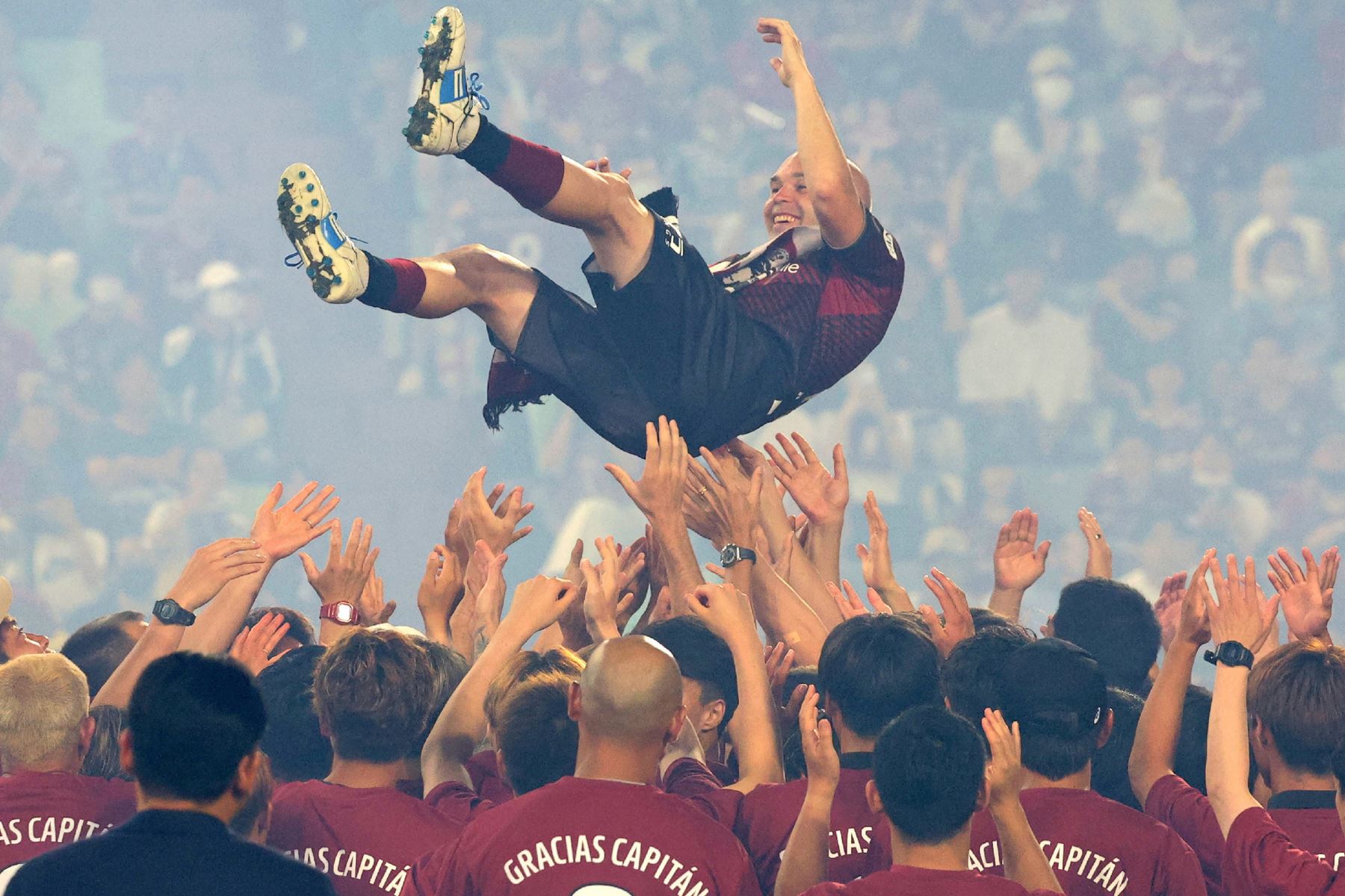 Andrés Iniesta del Vissel Kobe es alzado en brazos durante su ceremonia de despedida tras el partido de fútbol de la J-League entre el Vissel Kobe y el Hokkaido Consadole Sapporo en Kobe, Japón, el 1 de julio de 2023. Foto: AFP