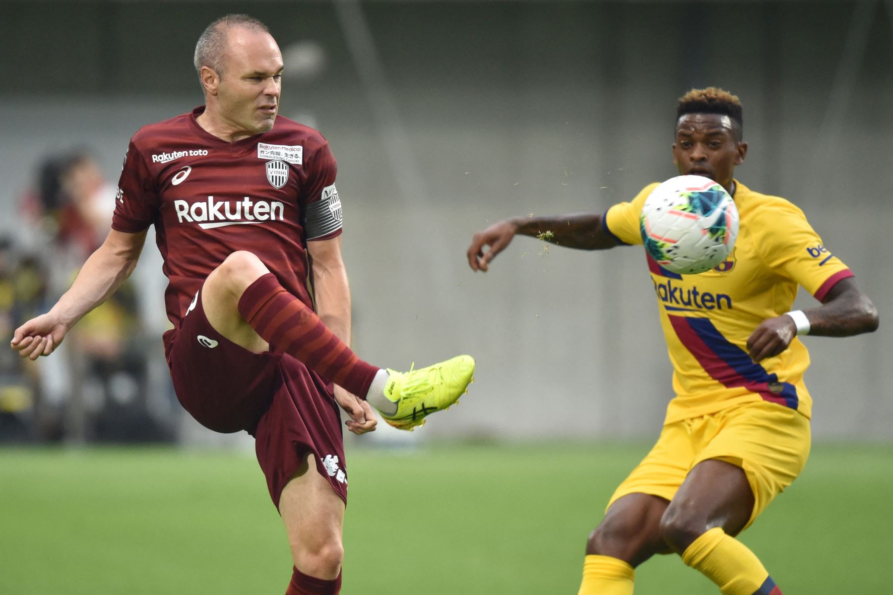 El centrocampista del Vissel Kobe, Andrés Iniesta, y el defensor del FC Barcelona, ​​Nelson Semedo, luchan por el balón durante el partido de fútbol de la Copa Rakuten entre el Vissel Kobe y el FC Barcelona, ​​en Kobe, el 27 de julio de 2019. Foto: AFP