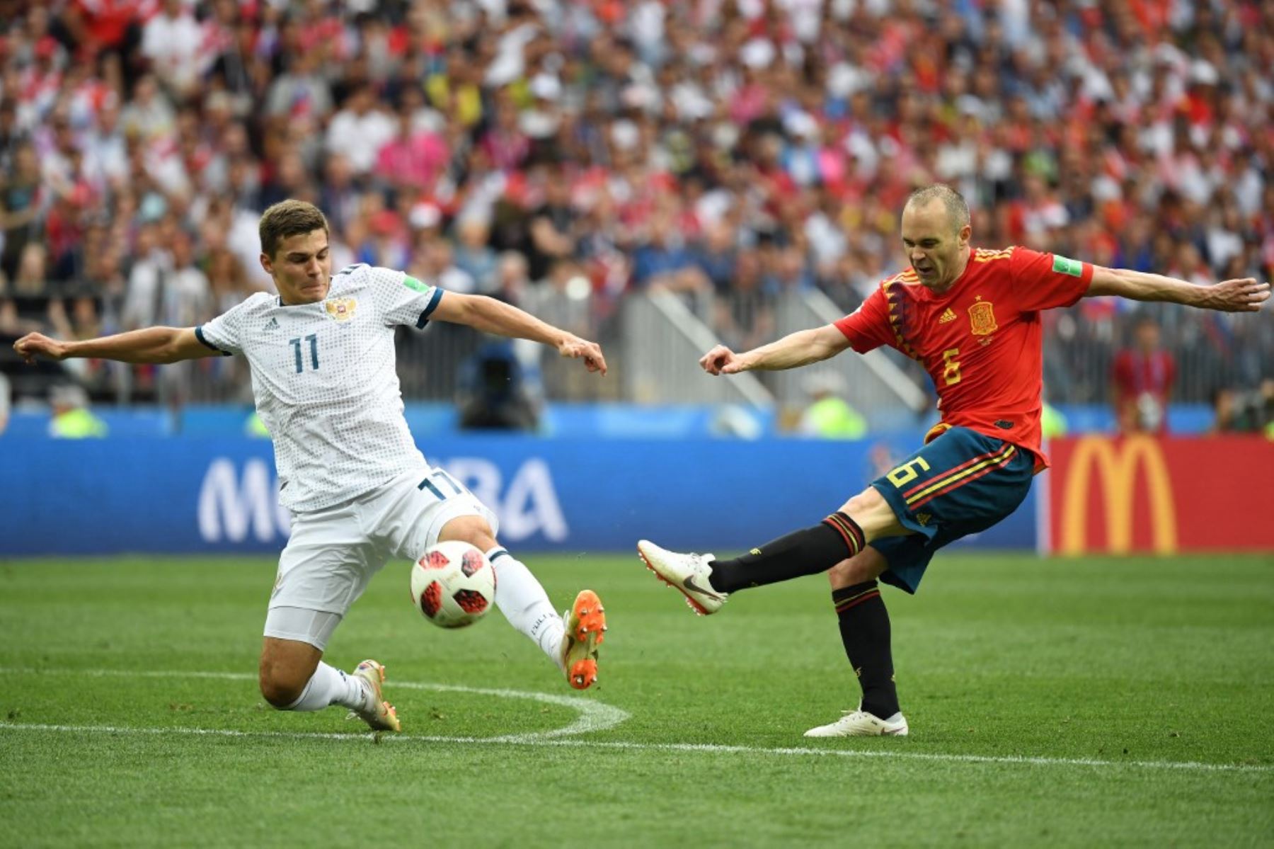 El mediocampista español Andrés Iniesta patea el balón frente al mediocampista ruso Roman Zobnin durante el partido de octavos de final de la Copa Mundial Rusia 2018 entre España y Rusia en el Estadio Luzhniki de Moscú el 1 de julio de 2018. Foto: AFP