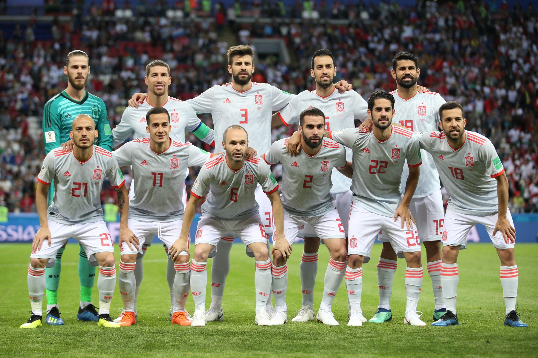 El jugador Andrés Iniesta posa junto a sus compañeros de la selección española antes del partido de fútbol del Grupo B de la Copa Mundial Rusia 2018 entre Irán y España en el Kazan Arena en Kazán el 20 de junio de 2018. Foto: AFP