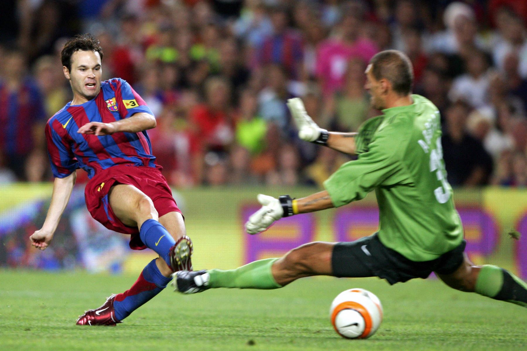 Andrés Iniesta del Barcelona ​​dispara el balón al portero Abbiati de la Juventus para marcar durante su partido amistoso en el Camp Nou de Barcelona, ​​el 24 de agosto de 2005. Foto: AFP