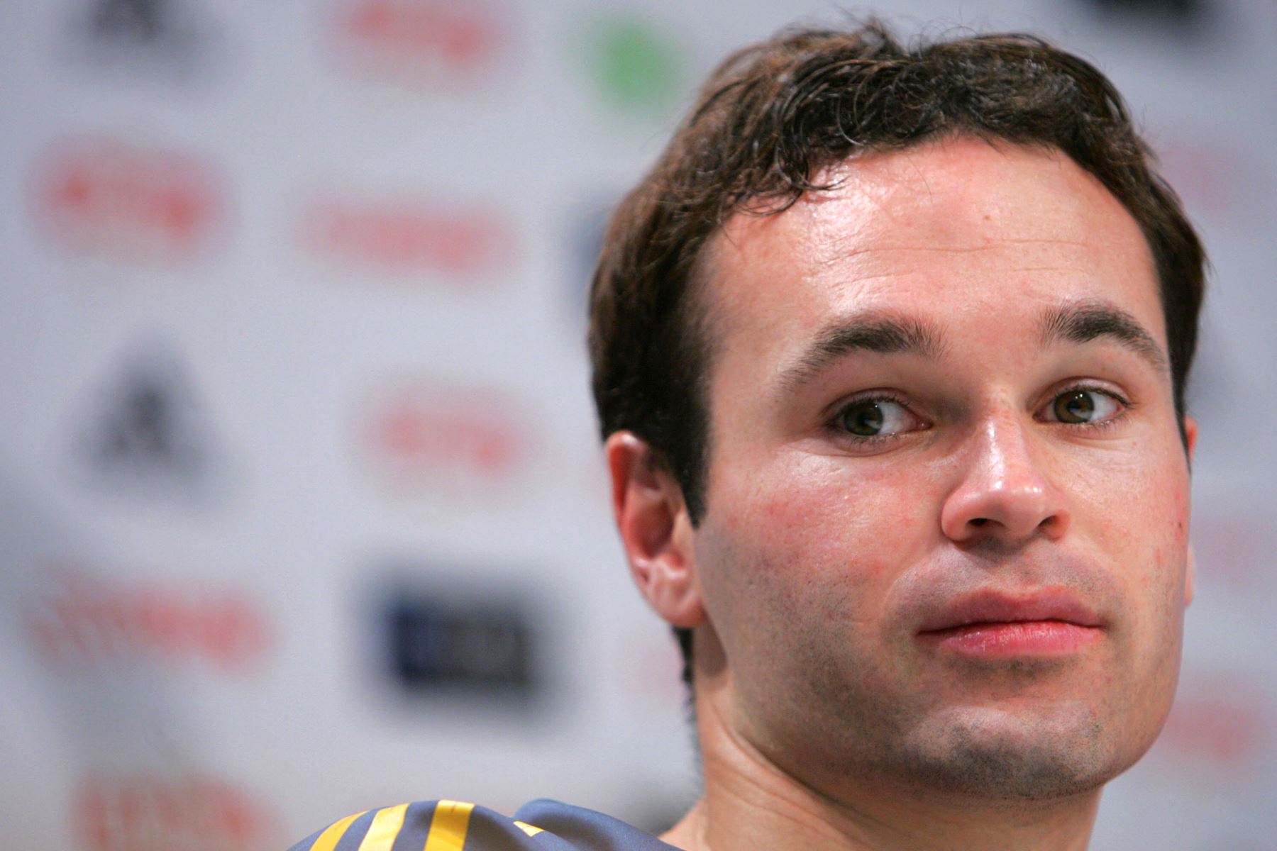 El centrocampista español Andrés Iniesta durante una conferencia de prensa tras una sesión de entrenamiento en Kamen, el 11 de junio de 2006, a pocos días de darse inicio a la Copa Mundial de Fútbol 2006. Foto: AFP