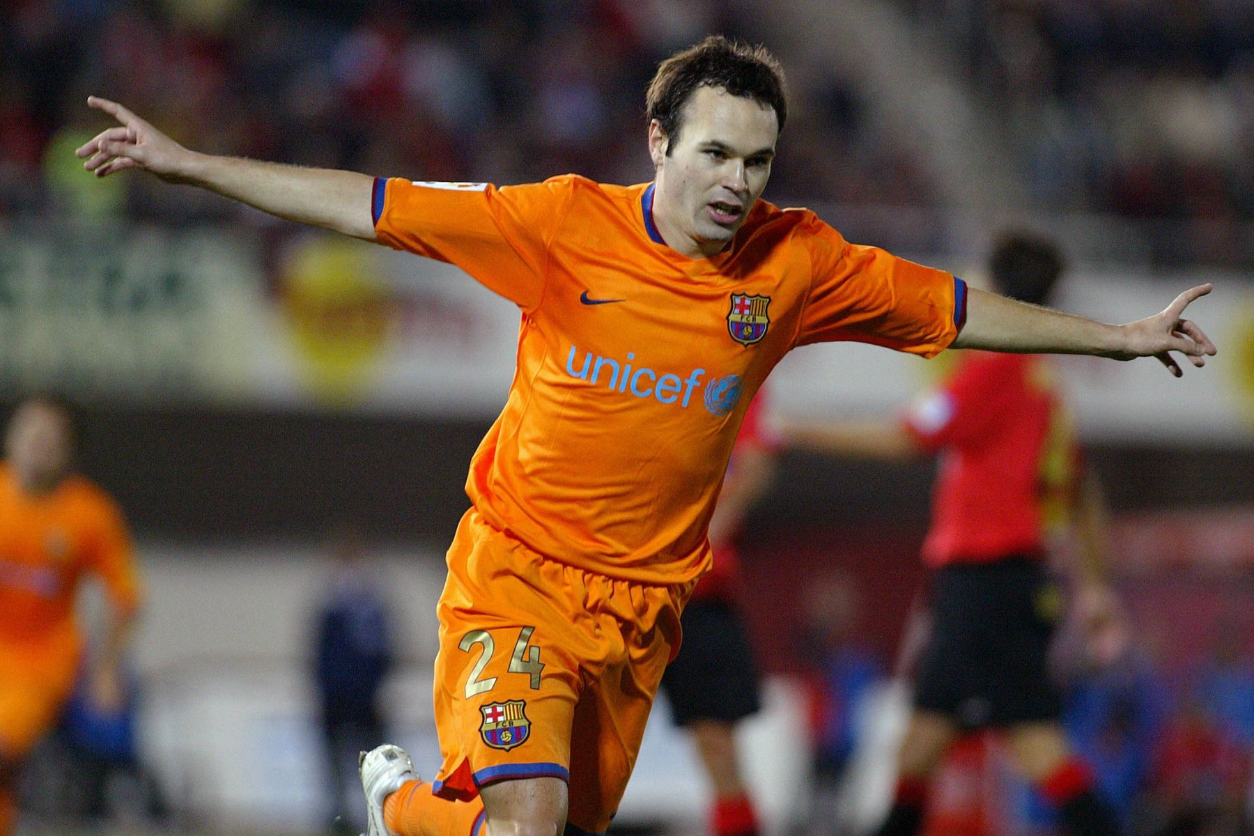 Andrés Iniesta del Barcelona celebra tras marcar un gol contra el Mallorca durante su partido de fútbol de la Liga española en el Estadio Ono de Palma de Mallorca, el 19 de noviembre de 2006. Foto: AFP