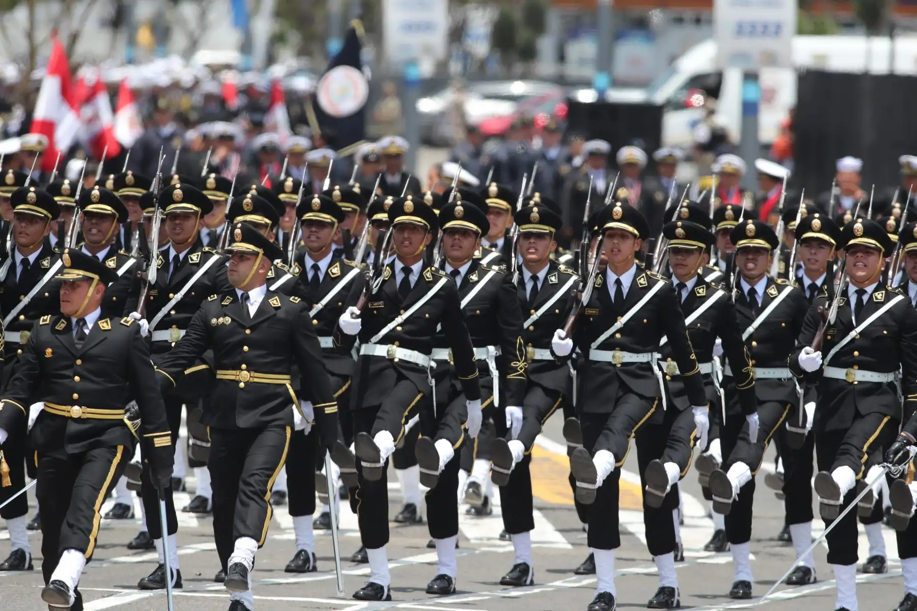 La Marina de Guerra del Perú conmemora el 145º aniversario del combate naval de Angamos en la plaza Grau del Callao, donde se realizó un desfile de honor a cargo de los agrupamientos de las instituciones armadas. Foto: ANDINA/Lino Chipana