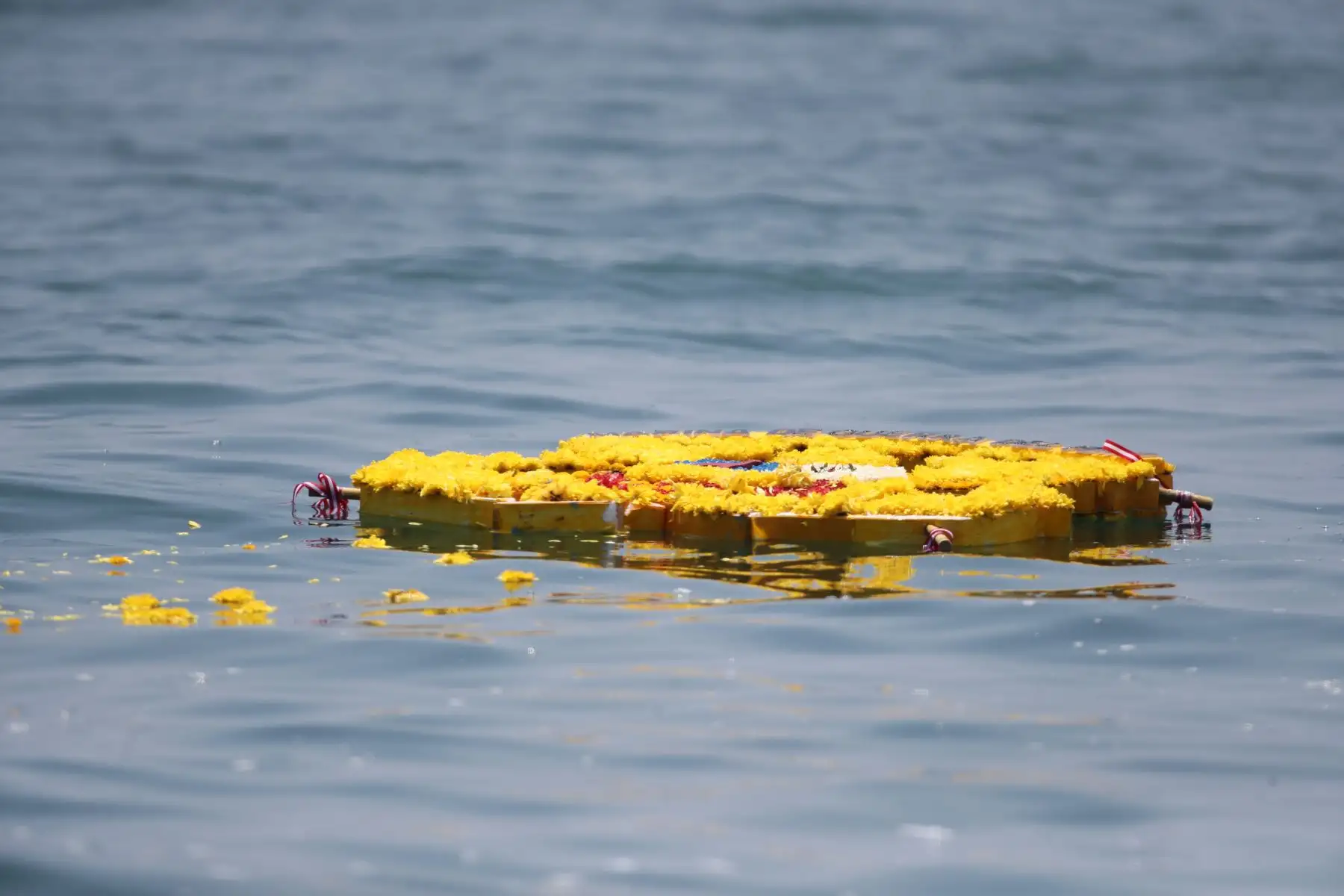 La presidenta de la República, Dina Boluarte, arrojó una ofrenda floral al mar del Callao durante la ceremonia de conmemoración del 145º aniversario del combate de Angamos, donde también se realizó un desfile de honor a cargo de los agrupamientos de las Instituciones Armadas. Foto: ANDINA/Lino Chipana