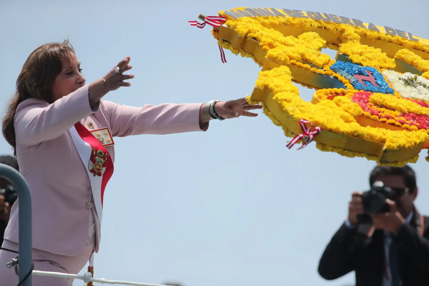 La presidenta de la República, Dina Boluarte, arrojó una ofrenda floral al mar del Callao durante la ceremonia de conmemoración del 145º aniversario del combate de Angamos, donde también se realizó un desfile de honor a cargo de los agrupamientos de las Instituciones Armadas. Foto: ANDINA/Lino Chipana