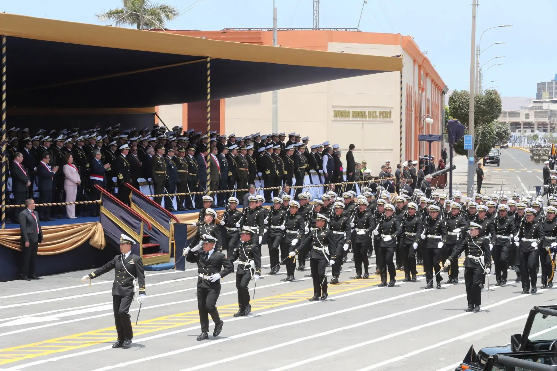 La Marina de Guerra del Perú conmemora el 145º aniversario del combate naval de Angamos en la plaza Grau del Callao, donde se realizó un desfile de honor a cargo de los agrupamientos de las Instituciones Armadas. Foto: ANDINA/Lino Chipana