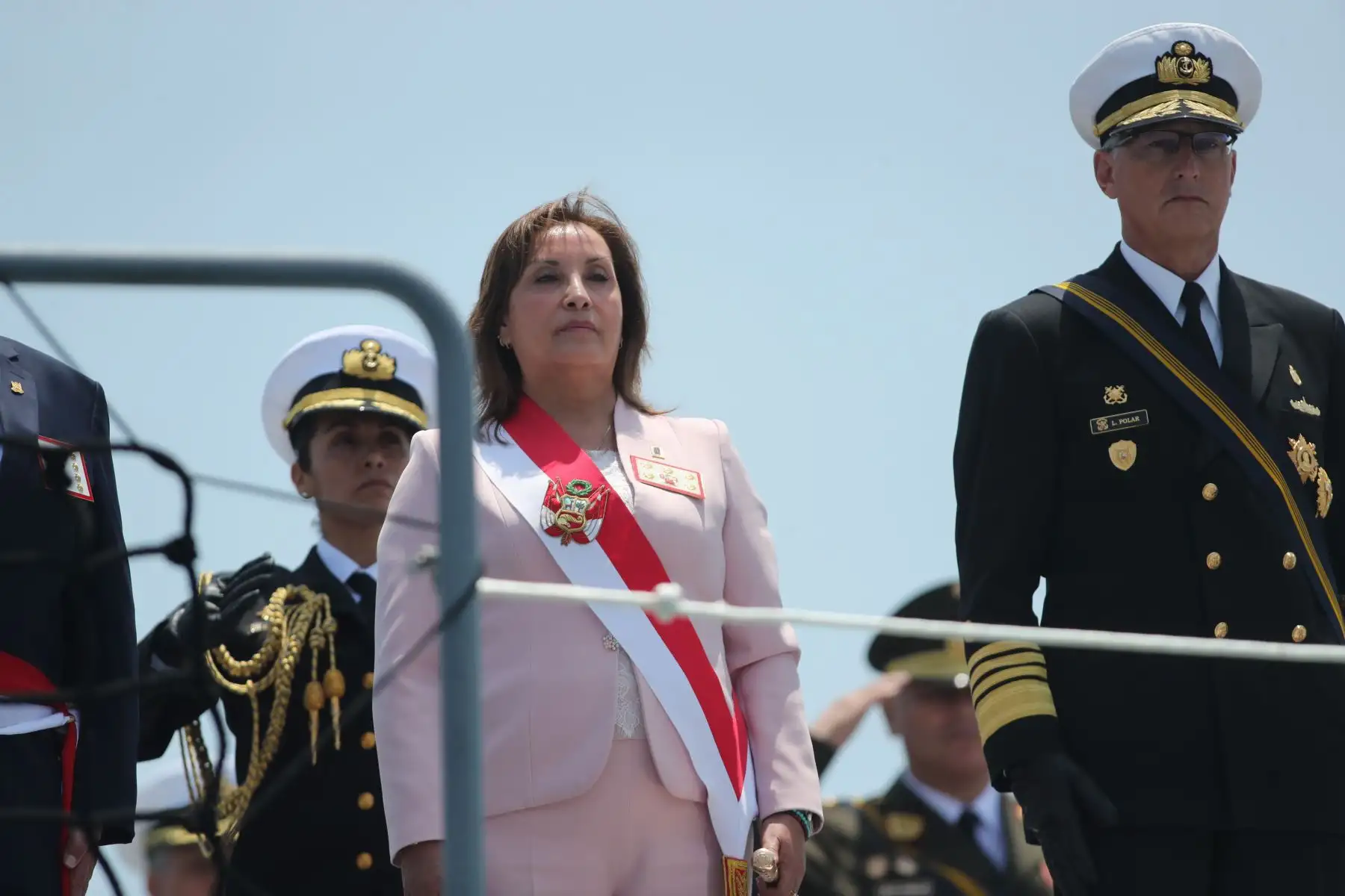 La presidenta de la República, Dina Boluarte, participó en la ceremonia de conmemoración del 145º aniversario del combate de Angamos en la plaza Grau del Callao, donde también se realizó un desfile de honor a cargo de los agrupamientos de las Instituciones Armadas. Foto: ANDINA/Lino Chipana