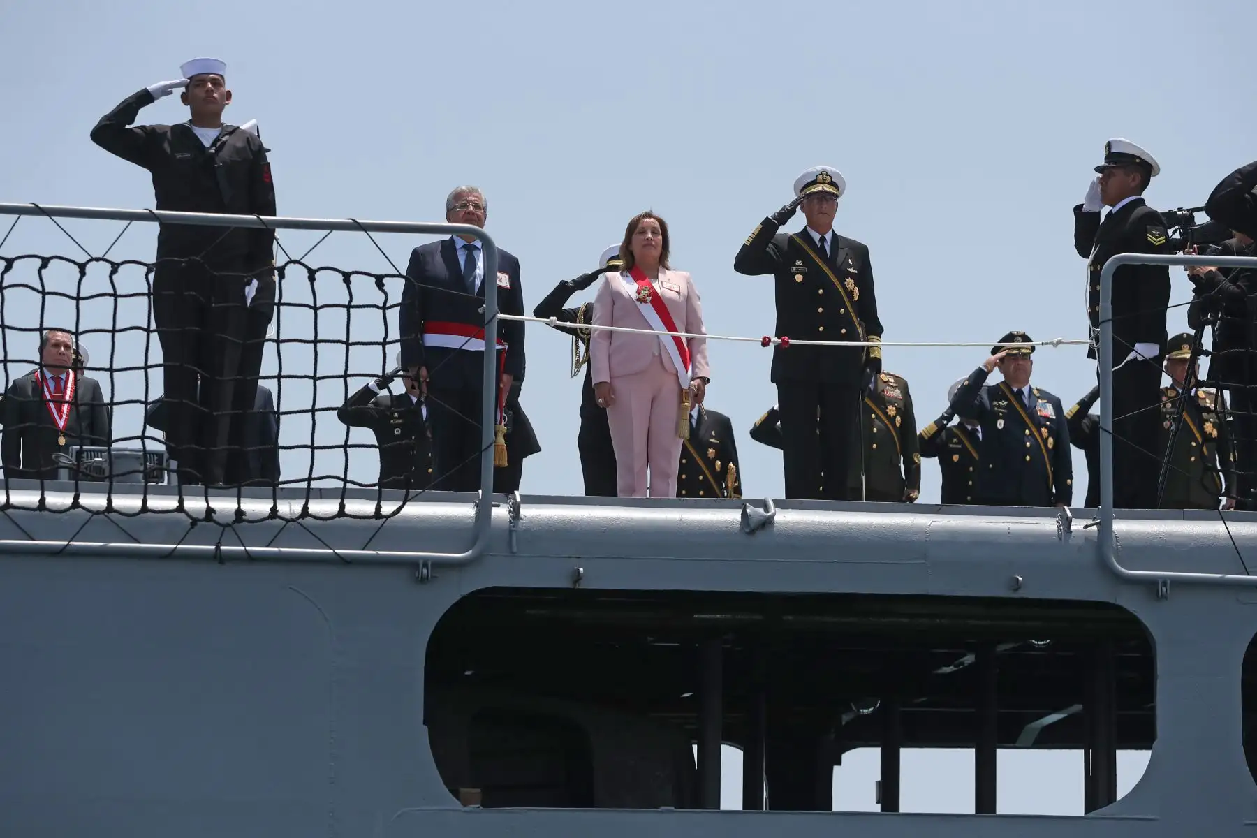La presidenta de la República, Dina Boluarte, participó en la ceremonia de conmemoración del 145º aniversario del combate de Angamos en la plaza Grau del Callao, donde también se realizó un desfile de honor a cargo de los agrupamientos de las Instituciones Armadas. Foto: ANDINA/Lino Chipana
