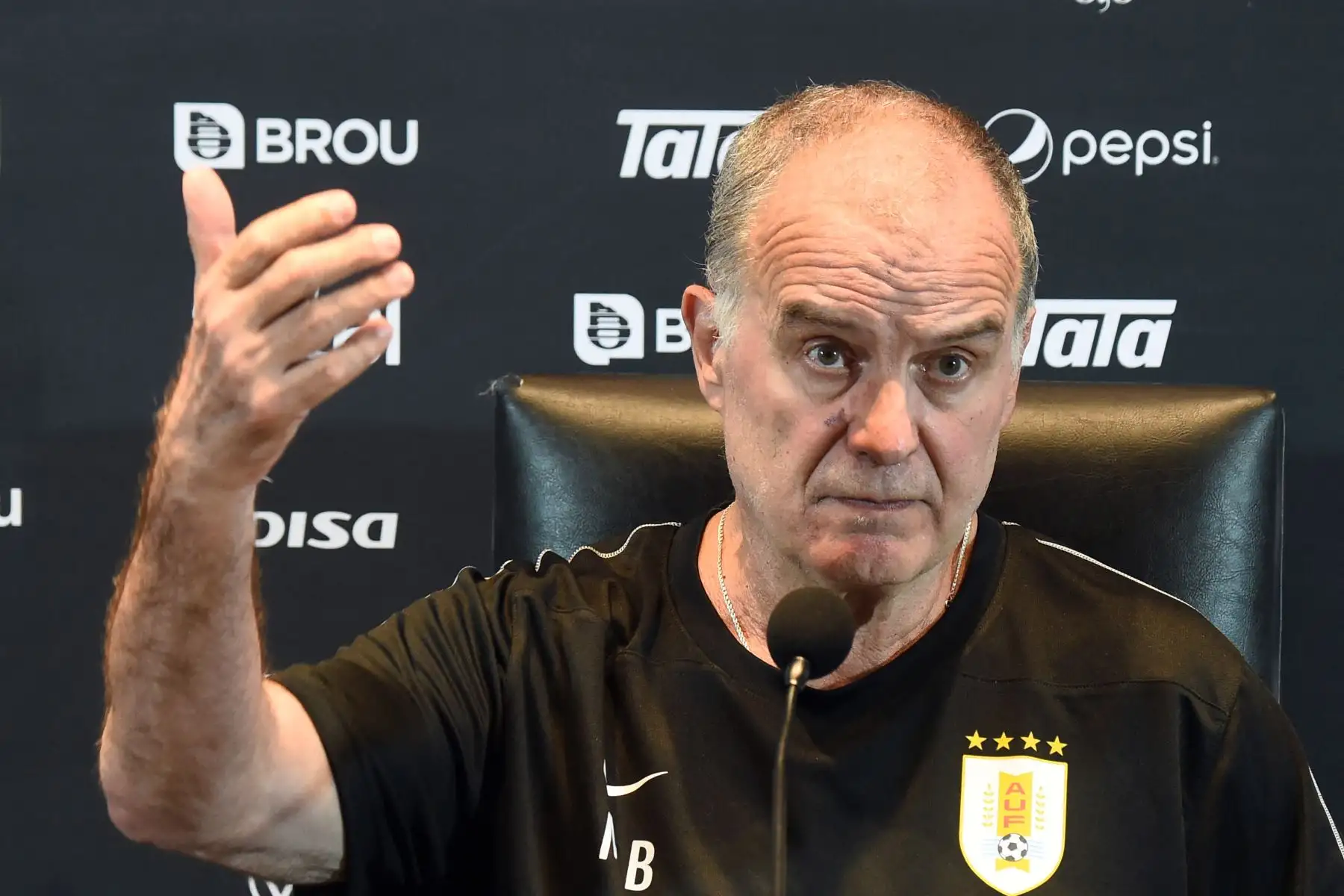 El técnico argentino de Uruguay, Marcelo Bielsa, durante una conferencia de prensa en Montevideo el 24 de septiembre de 2024, antes de la doble fecha de las eliminatorias mundialistas contra Perú y Ecuador en octubre. Foto: AFP