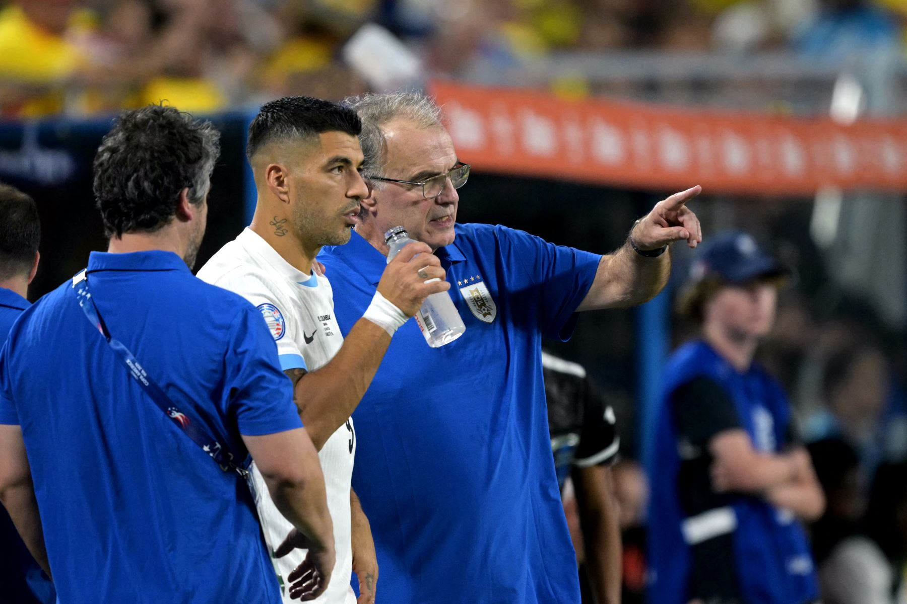 El entrenador argentino de Uruguay, Marcelo Bielsa, da instrucciones al delantero uruguayo Luis Suárez antes de ingresar al campo durante el partido de fútbol semifinal del torneo Conmebol Copa América 2024 entre Uruguay y Colombia en el estadio Bank of America, en Charlotte, Carolina del Norte, el 10 de julio de 2024. Foto: AFP