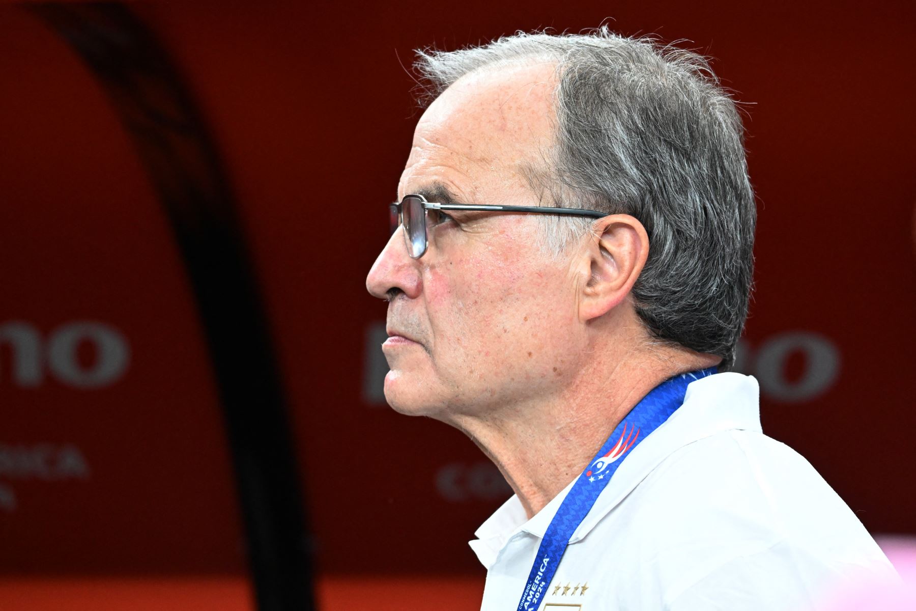 El entrenador Marcelo Bielsa de Uruguay observa el campo de juego antes del partido de cuartos de final de la CONMEBOL Copa América 2024 entre Uruguay y Brasil en el Allegiant Stadium el 6 de julio de 2024 en Las Vegas, Nevada. Foto: Getty Images/AFP