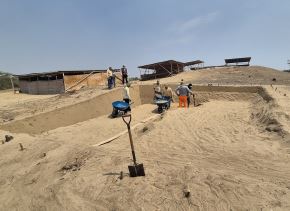 La Unidad Ejecutora 005 Naylamp Lambayeque reanudó la investigación arqueológica en Huaca Bandera. El objetivo es documentar las dos fases de ocupación del Conjunto Amurallado 2 de esta zona arqueológica monumental. ANDINA/Difusión