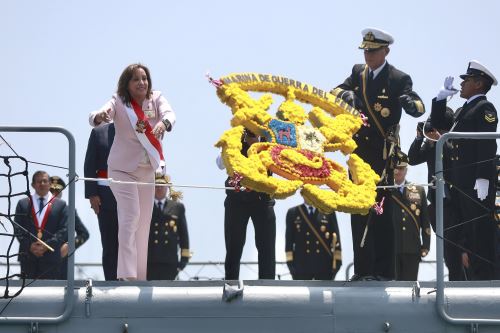 Presidenta de la república asiste a la ceremonia por el 203° aniversario de la Marina de Guerra del Perú y 145° aniversario del combate de Angamos