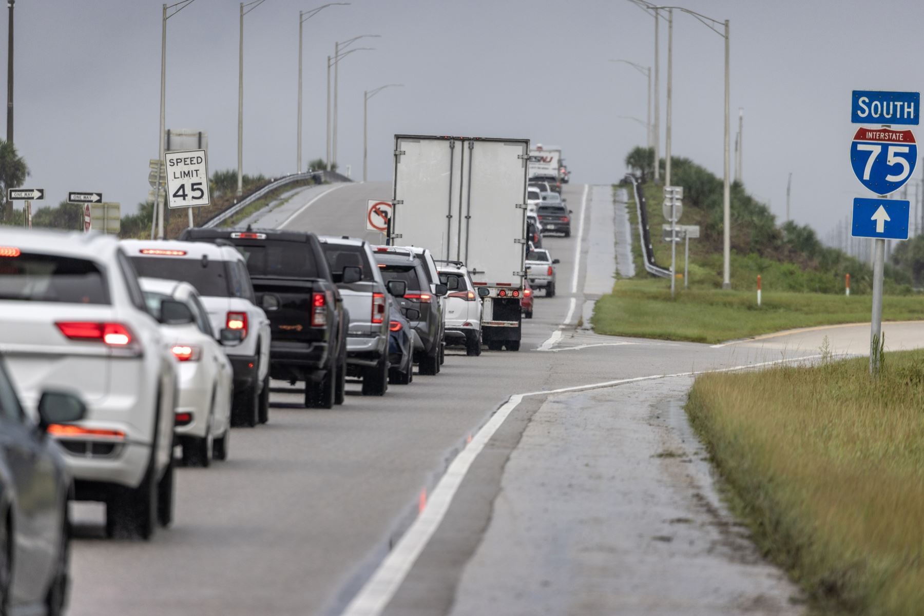 La evacuaciones comenzaron esta semana con las imágenes de miles de vehículos abandonando la zona de Tampa y provocando atascos en las autopistas del estado, que ha eliminado los peajes para facilitar la salida de las zonas de peligro, en la que se esperan hasta cuatro metros de subida de las aguas costeras. Foto: EFE