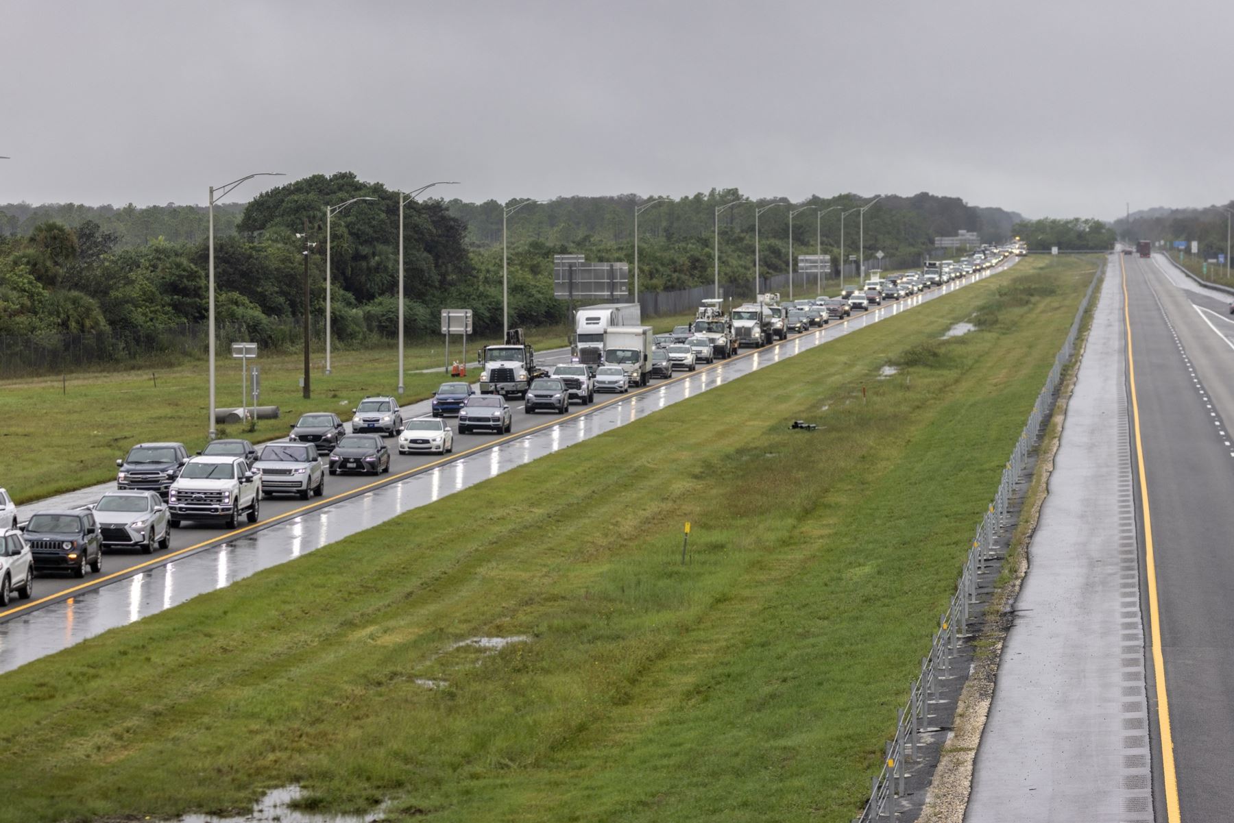 Las autoridades han recordado la importancia de evacuar inmediatamente y antes de que en las próximas horas Milton golpee la costa oeste de Florida con vientos de cerca de 250 kilómetros por hora, lluvias torrenciales y subida del nivel del mar. Foto: EFE