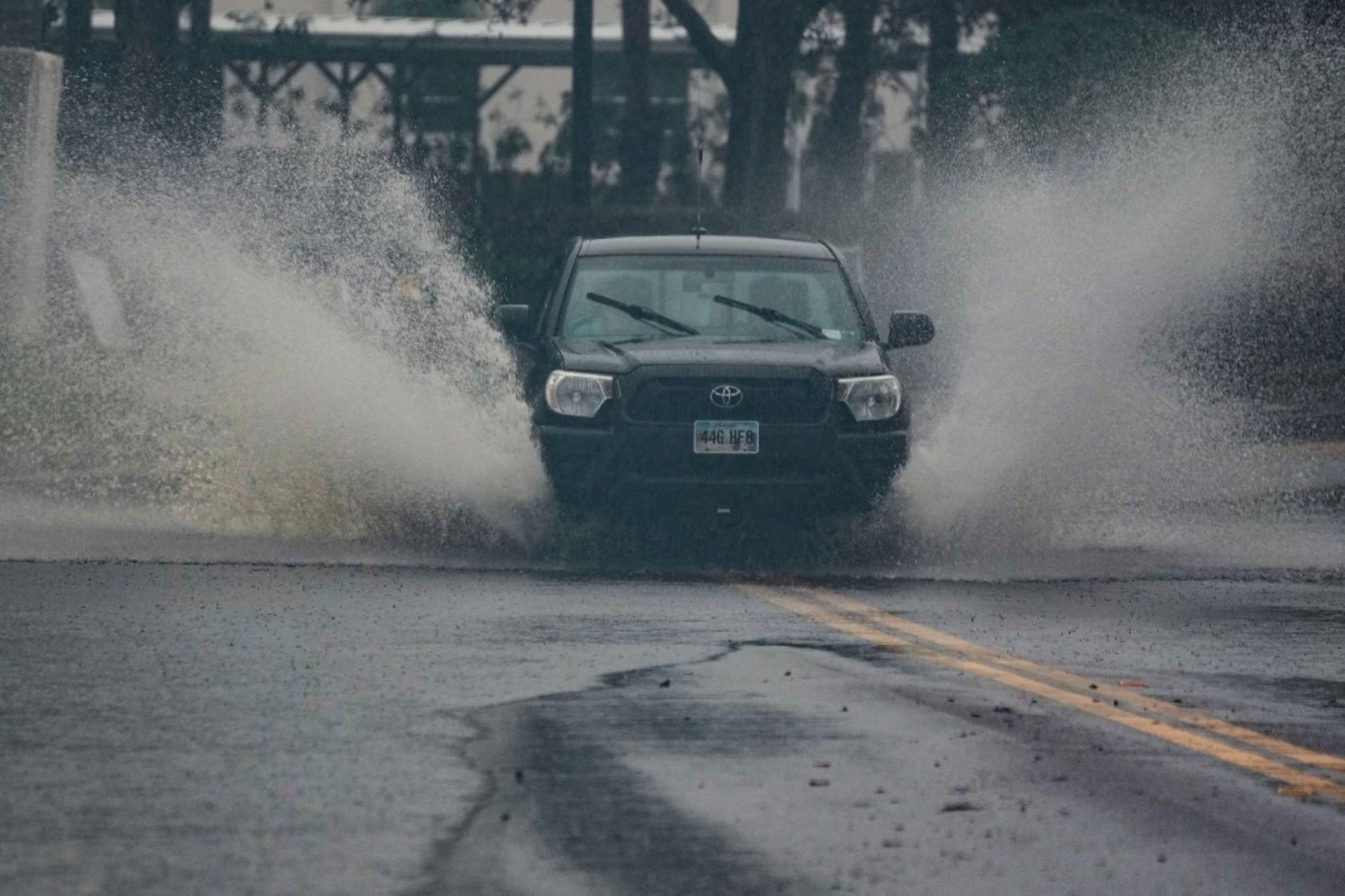 La última actualización del Centro Nacional de Huracanes indica que a las 8 de la mañana hora local el huracán Milton se debilitó ligeramente a un huracán de categoría 4 con vientos de 155 mph (250 km/h), y se encontraba a unas 250 millas (405km) al suroeste de Tampa. Foto: AFP