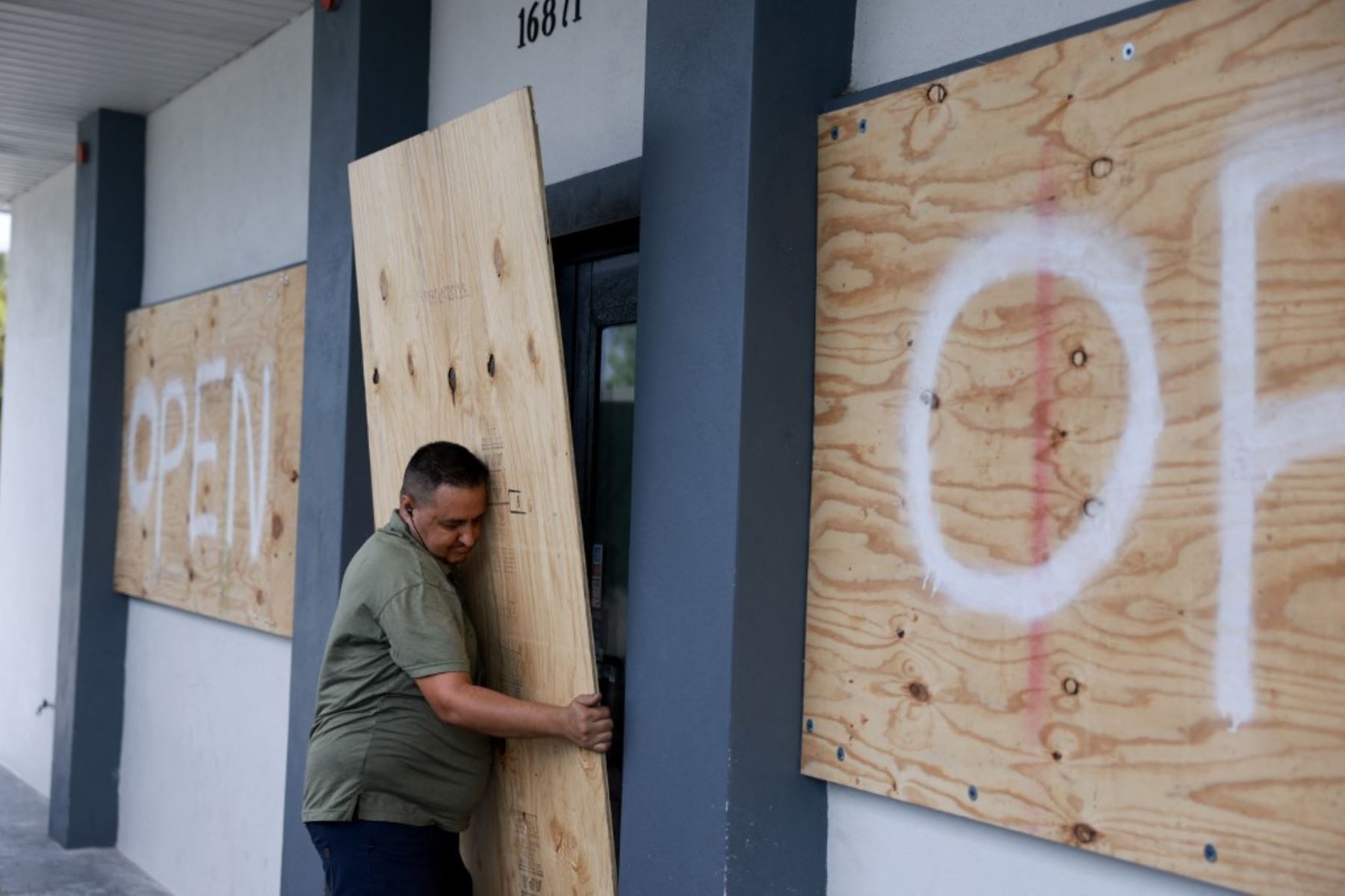 Una treintena de condados, que comprenden una zona densamente poblada entre Orlando, Tampa, Sarasota y Fort Myers, han emitido órdenes de evacuación obligatoria entre su población, que en una gran parte ha cumplido con la petición de las autoridades y han abandonado sus hogares hasta el paso de Milton. Foto: EFE