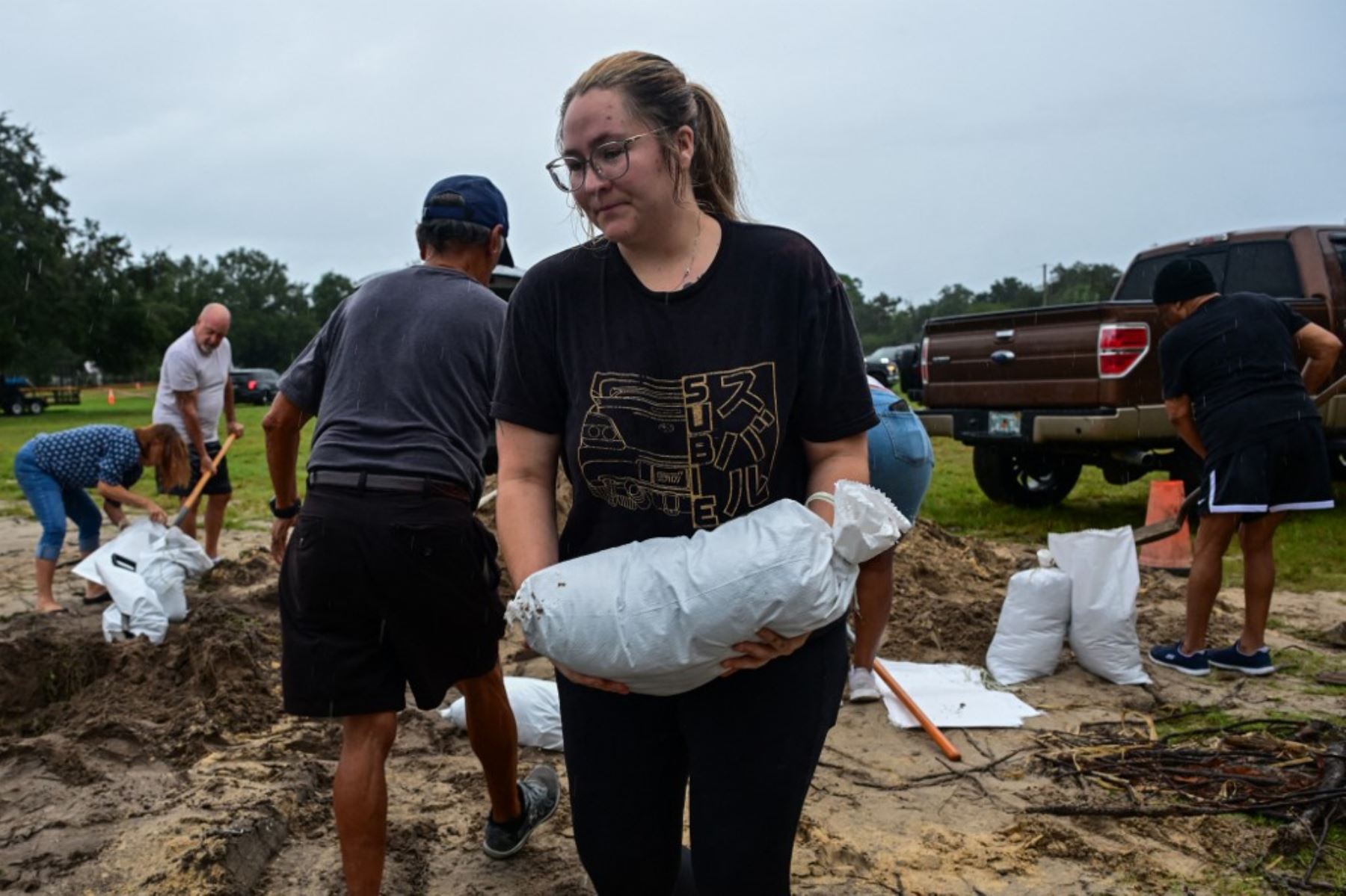 Una treintena de condados, que comprenden una zona densamente poblada entre Orlando, Tampa, Sarasota y Fort Myers, han emitido órdenes de evacuación obligatoria entre su población, que en una gran parte ha cumplido con la petición de las autoridades y han abandonado sus hogares hasta el paso de Milton. Foto: AFP