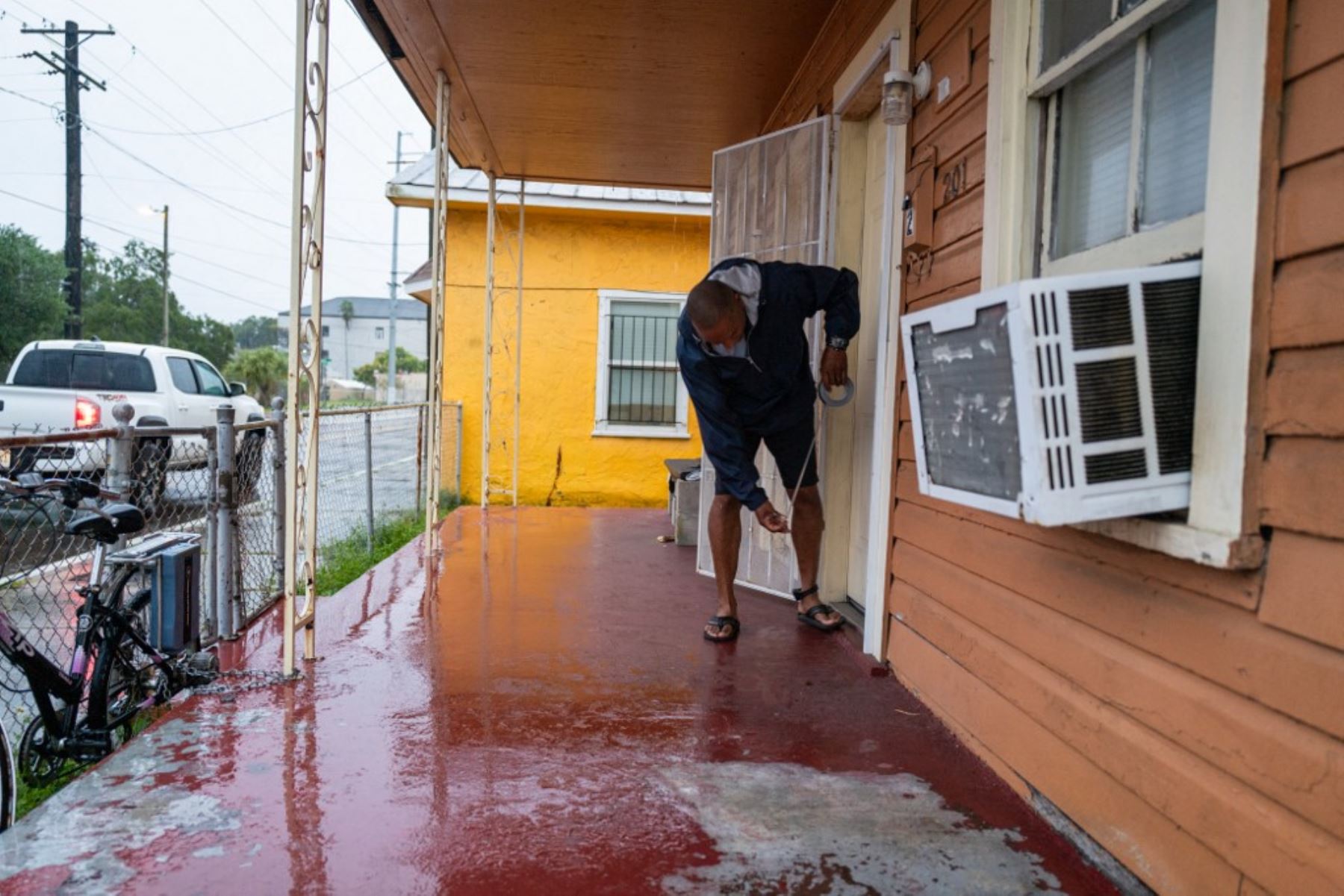 Una treintena de condados, que comprenden una zona densamente poblada entre Orlando, Tampa, Sarasota y Fort Myers, han emitido órdenes de evacuación obligatoria entre su población, que en una gran parte ha cumplido con la petición de las autoridades y han abandonado sus hogares hasta el paso de Milton. Foto: AFP