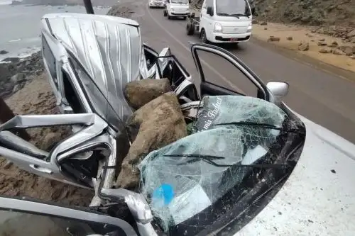 La caída de una roca sobre una camioneta provocó la muerte de tres personas que viajaban en ese vehículo. El accidente ocurrió en la carretera Panamericana Sur a la altura del distrito de Atico, región Arequipa. ANDINA/Difusión