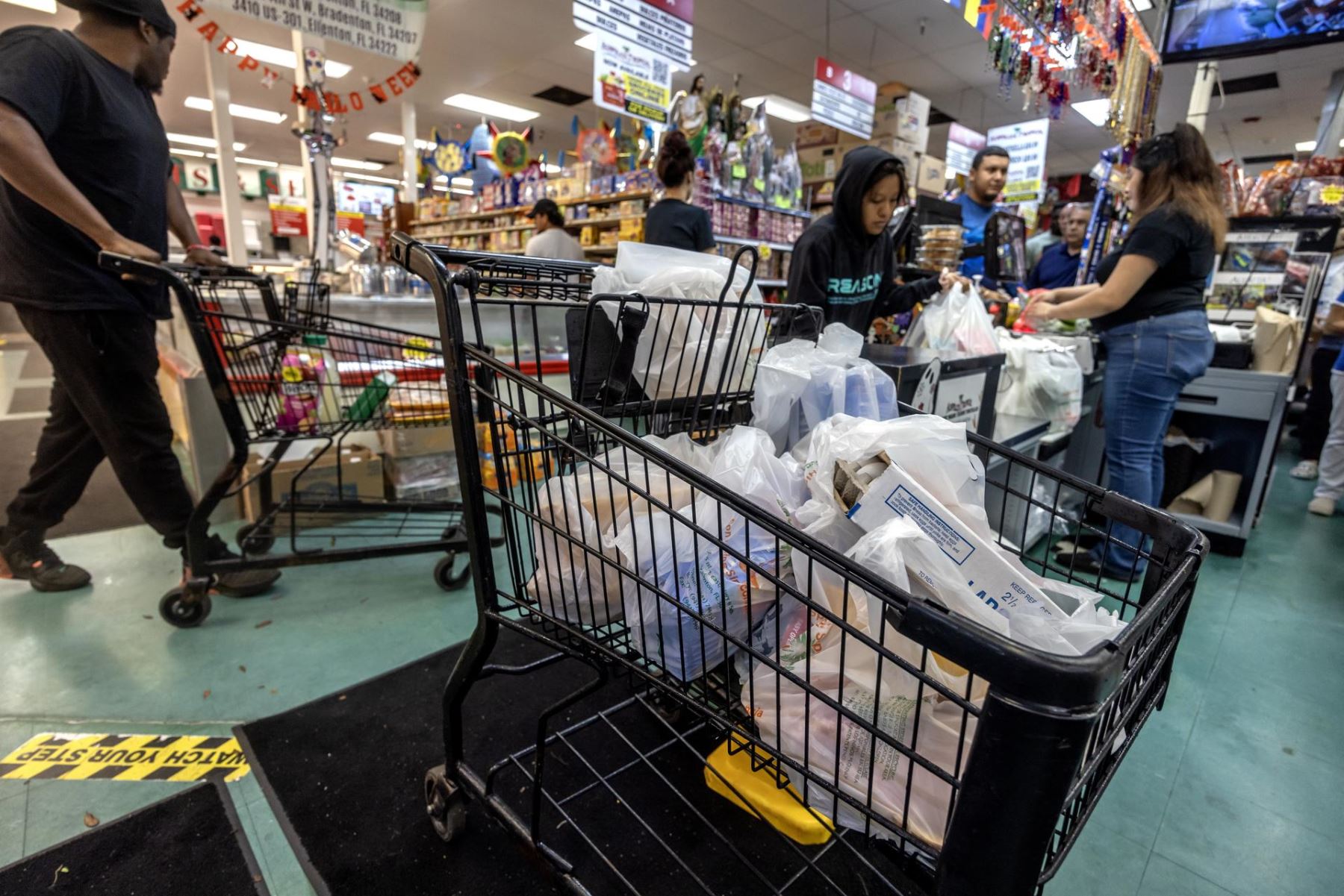 La gente compra suministros en una tienda de comestibles mientras se preparan para el huracán Milton en Bradenton, Florida. EFE